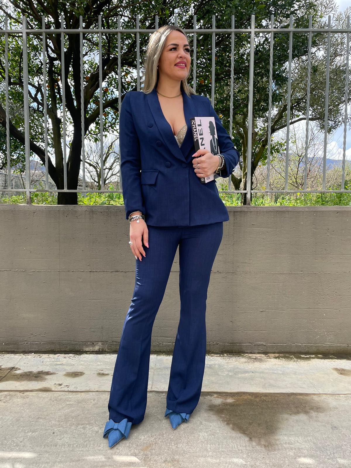 Tailleur con pantalone a zampa e giacca con bottoni tono su tono
