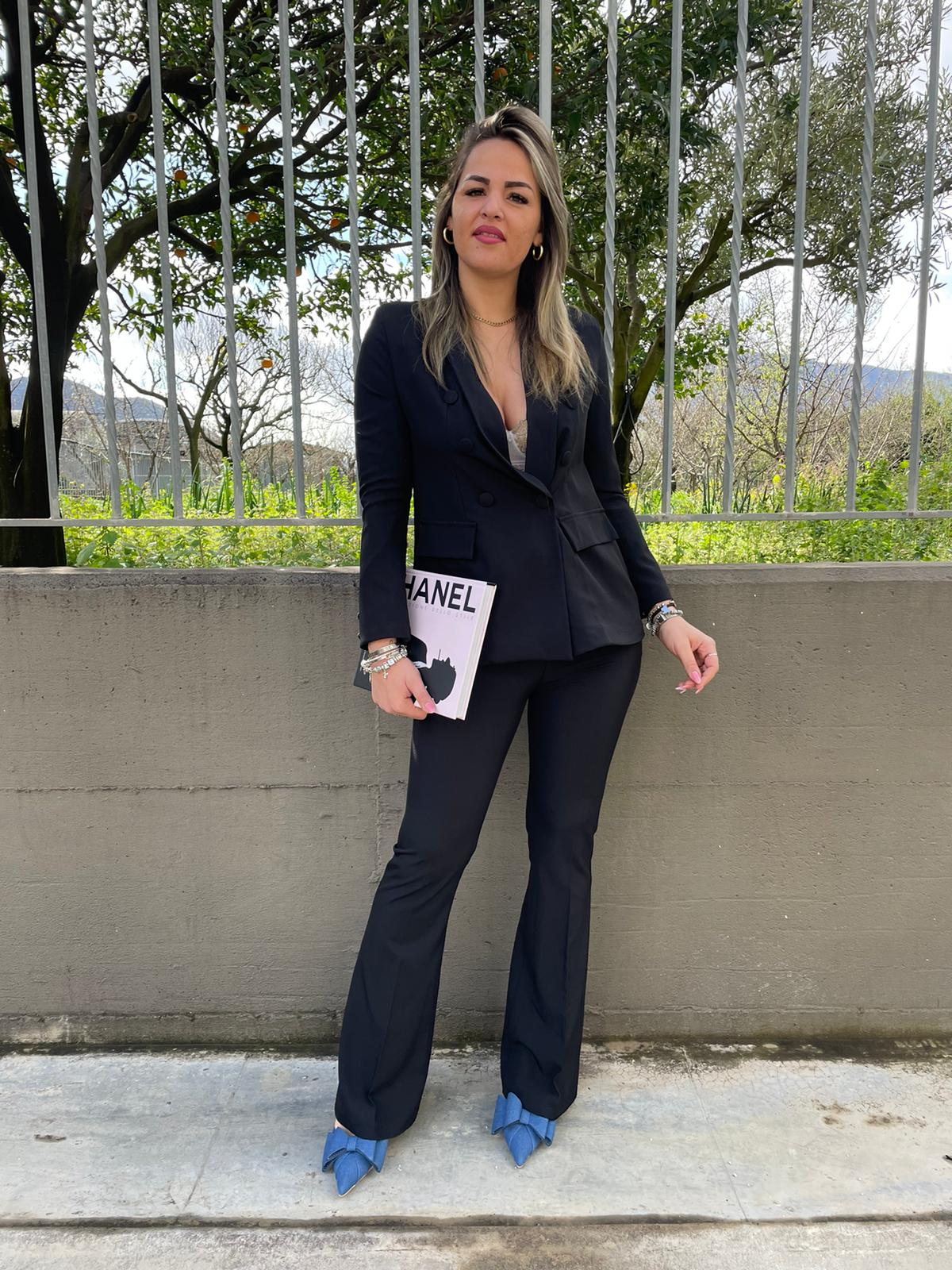 Tailleur con pantalone a zampa e giacca con bottoni tono su tono