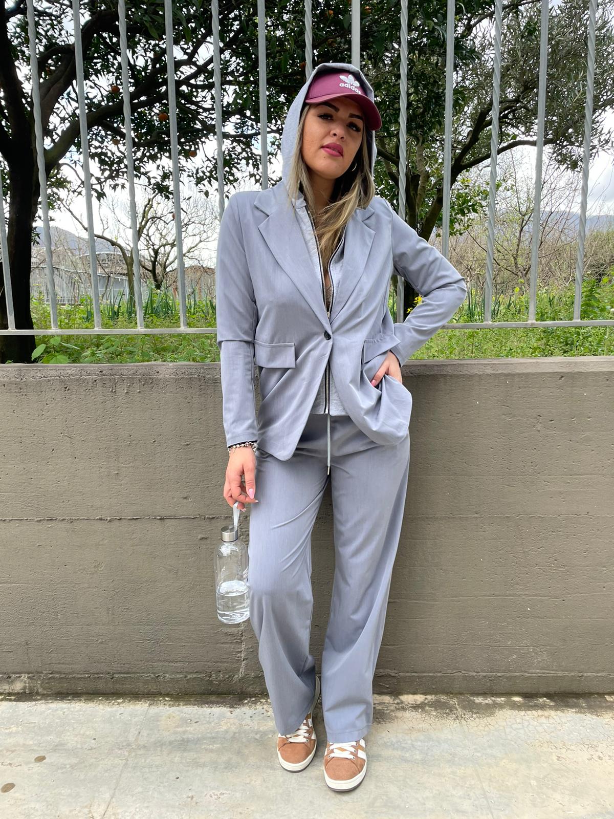 Tailleur pezzi con pantalone e blazer con finta felpa – New