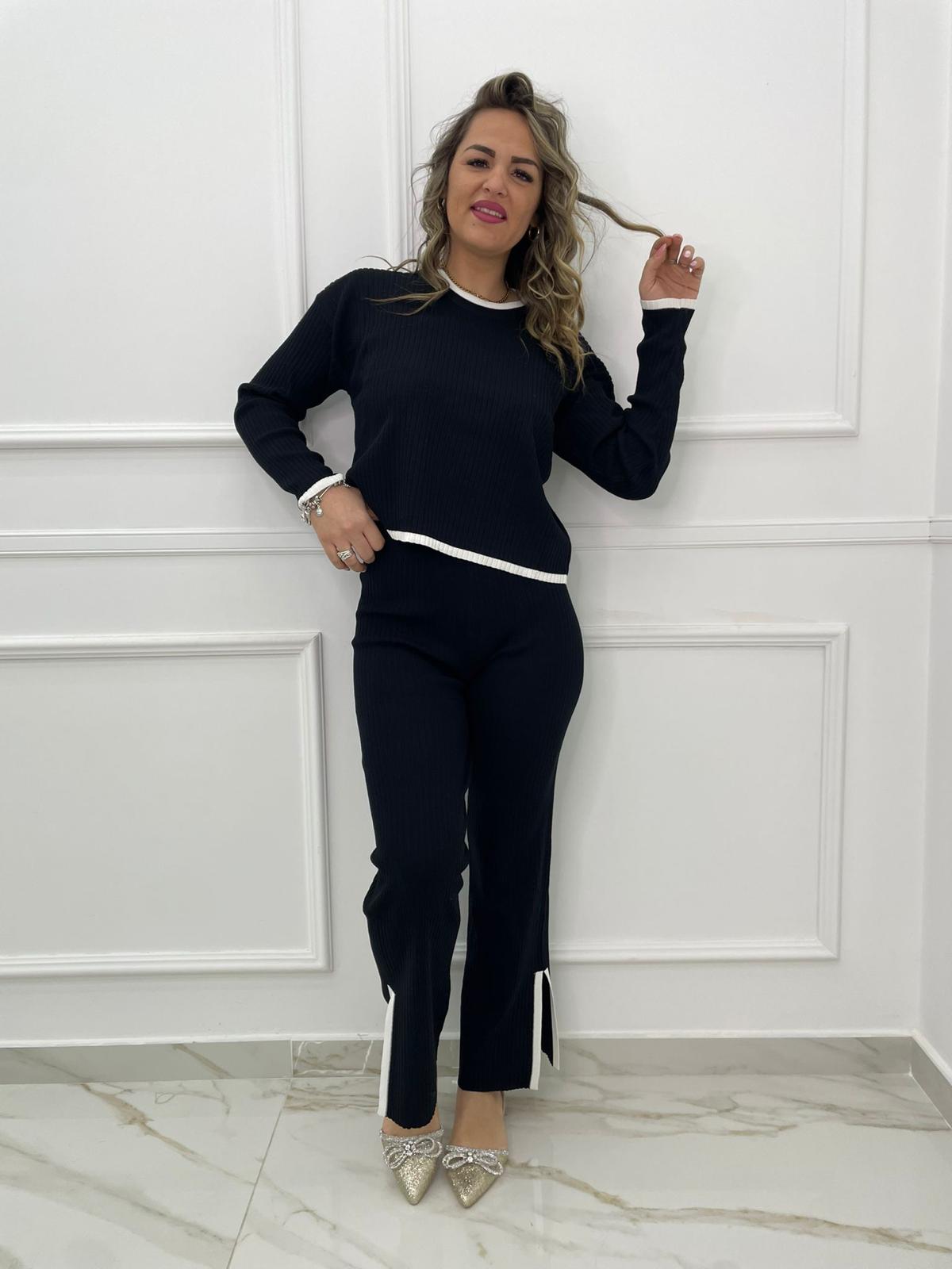 Coordinato 2 pezzi con pantalone a zampa con spacchetti