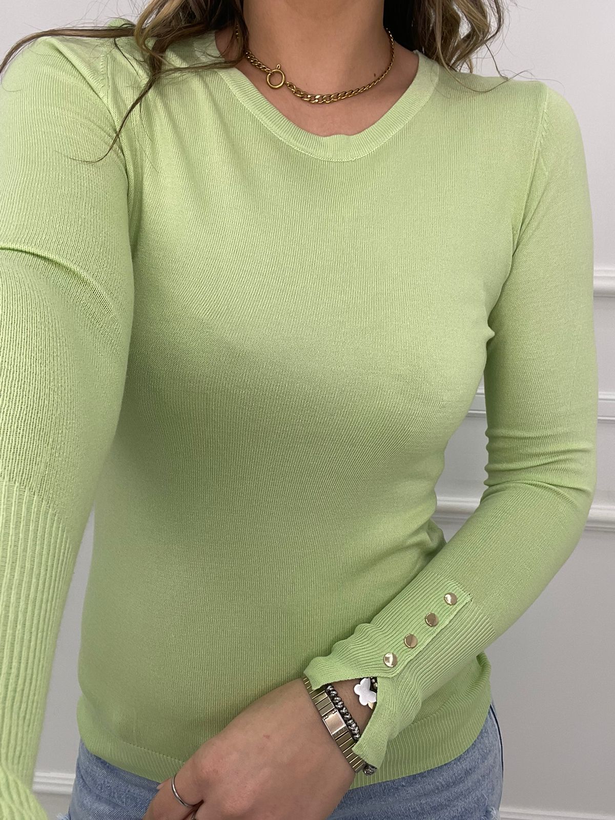 Maglioncino in filo basic con bottoni oro ai polisini