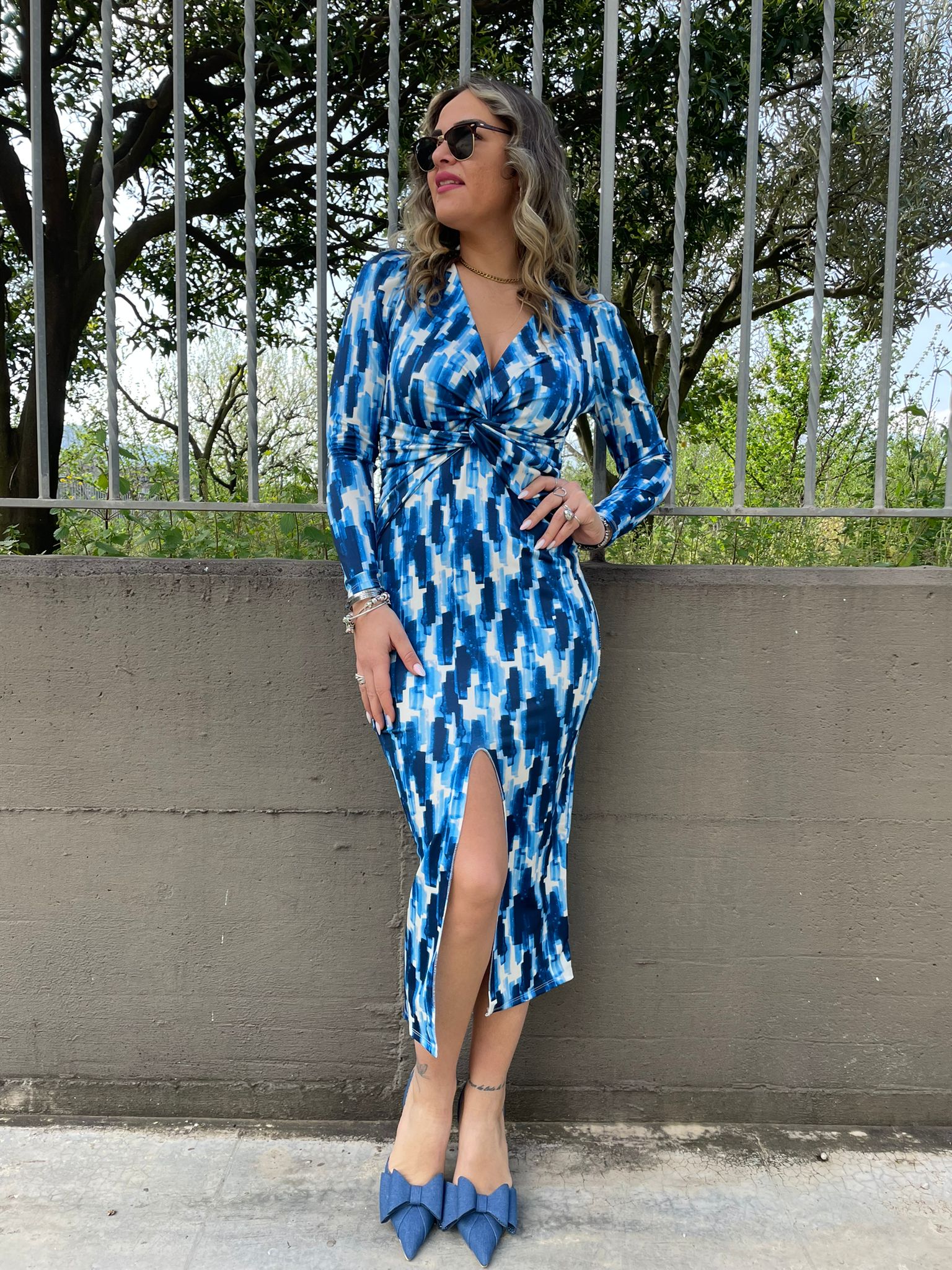 Vestito midi fantasia astratta con fascia elastica in vita