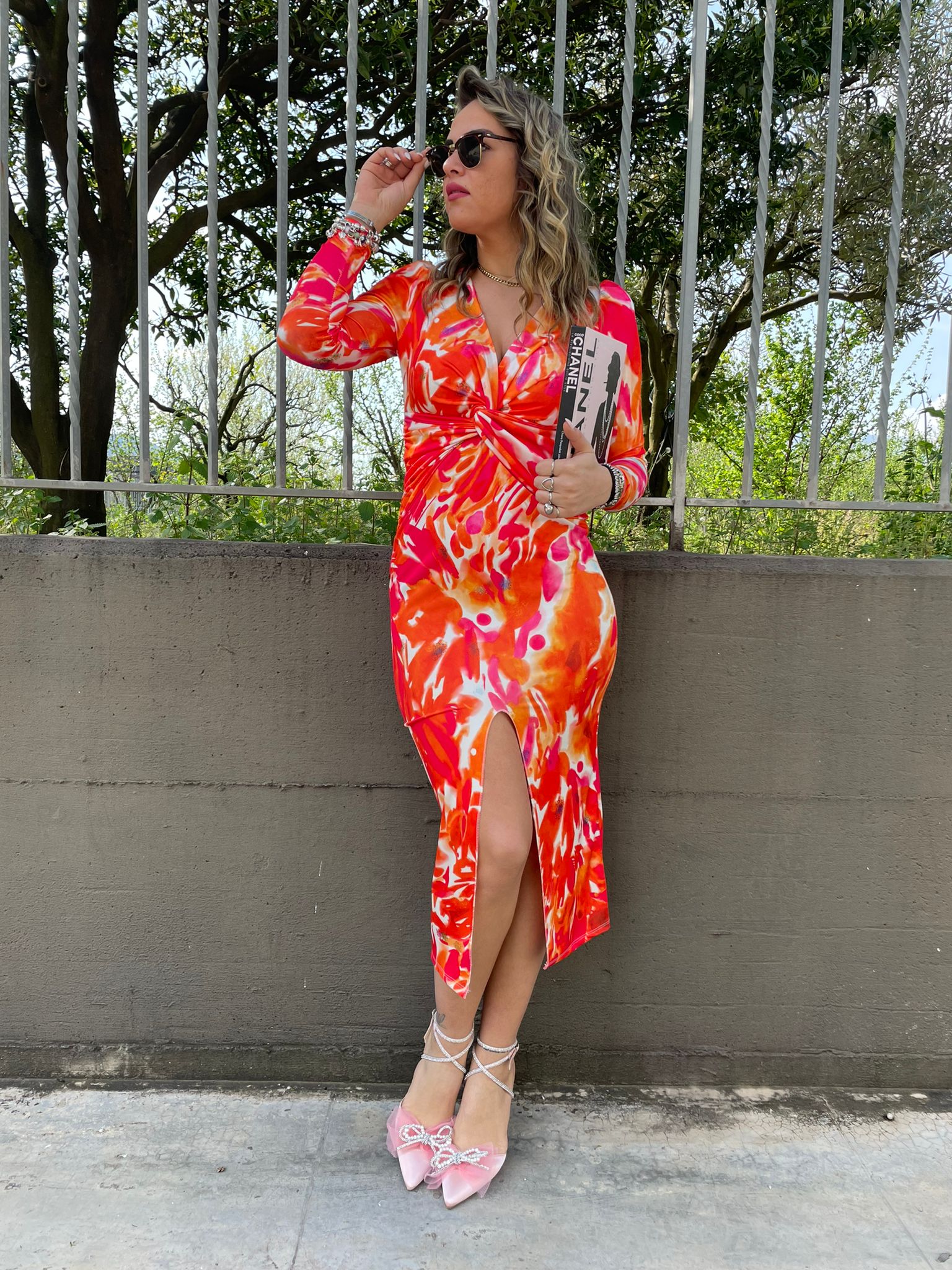 Vestito midi fantasia astratta con fascia elastica in vita