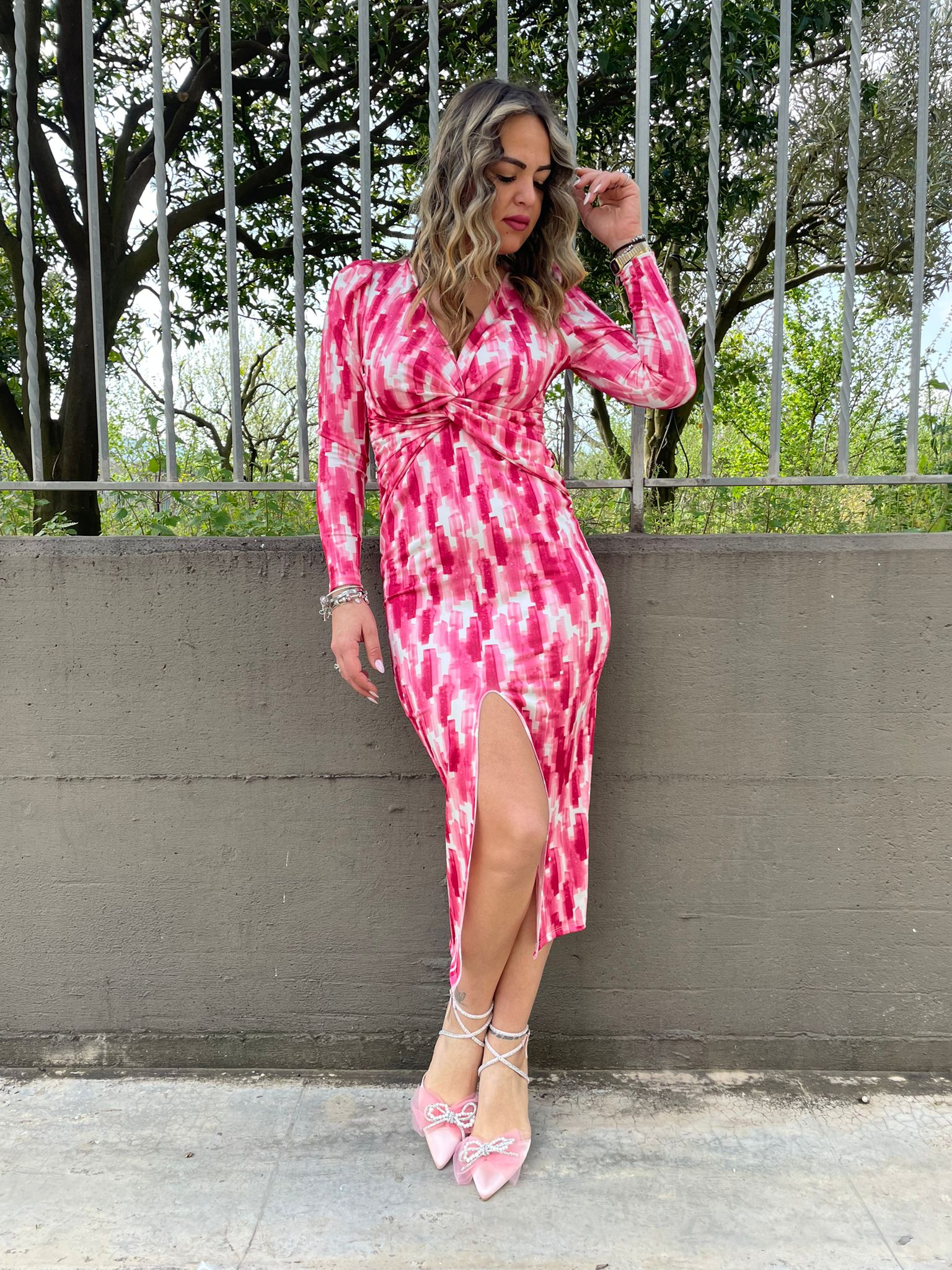 Vestito midi fantasia astratta con fascia elastica in vita