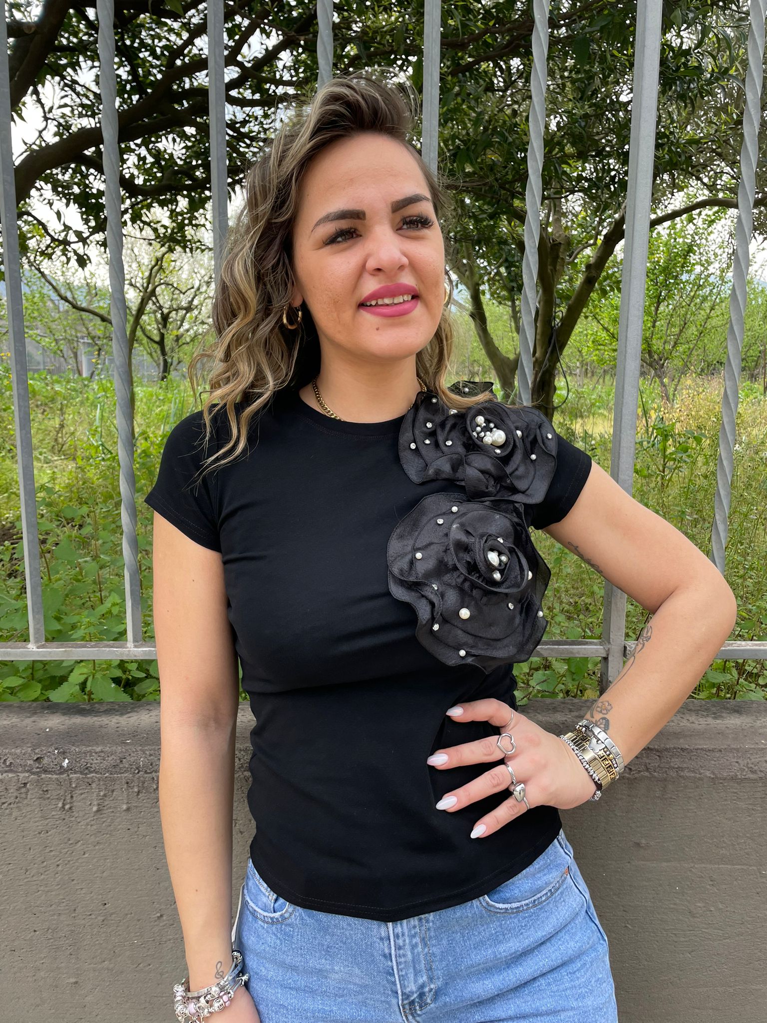 T-shirt con applicazioni rose in tulle