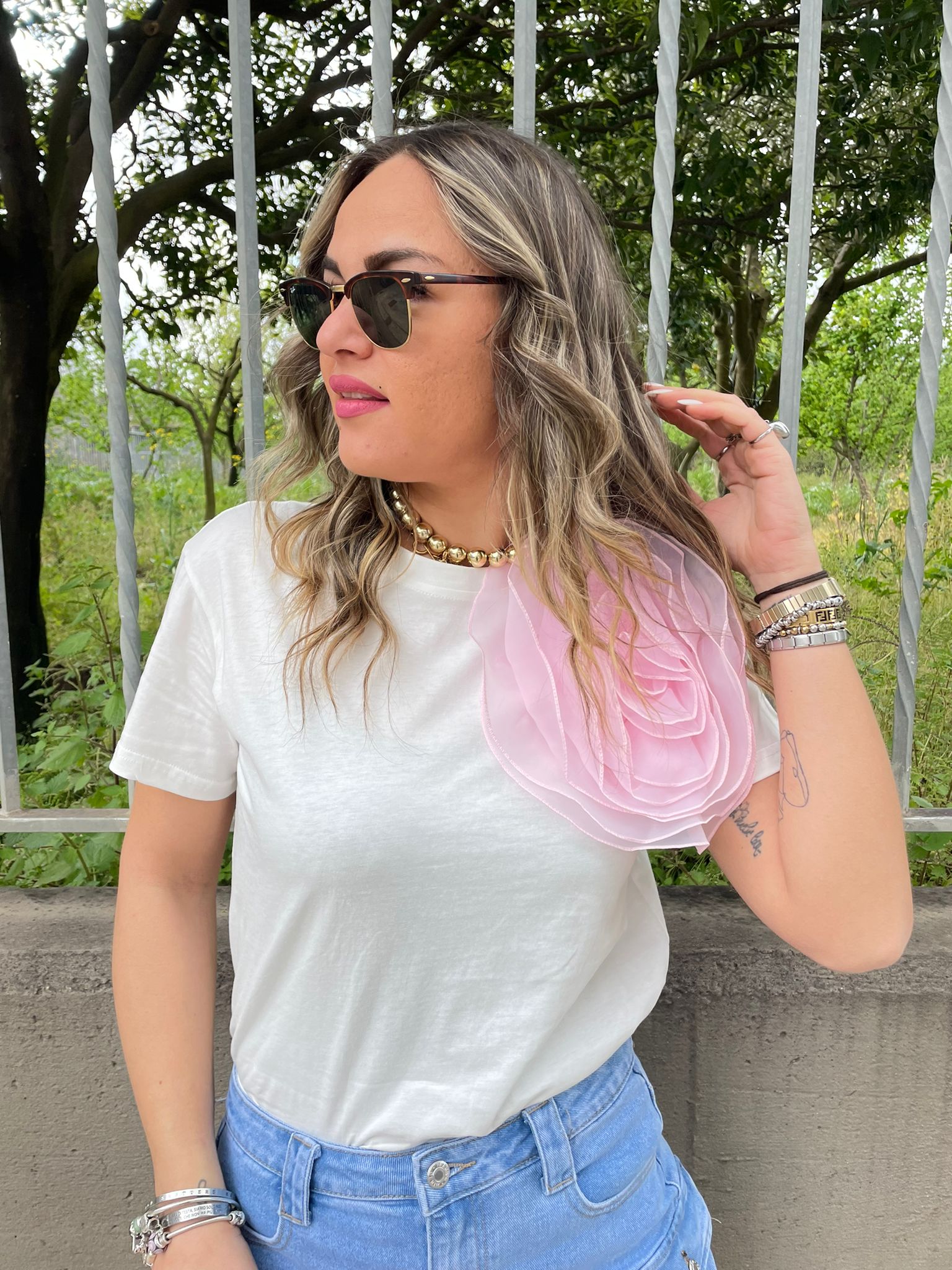 T-shirt tinta unita con fiore in tulle