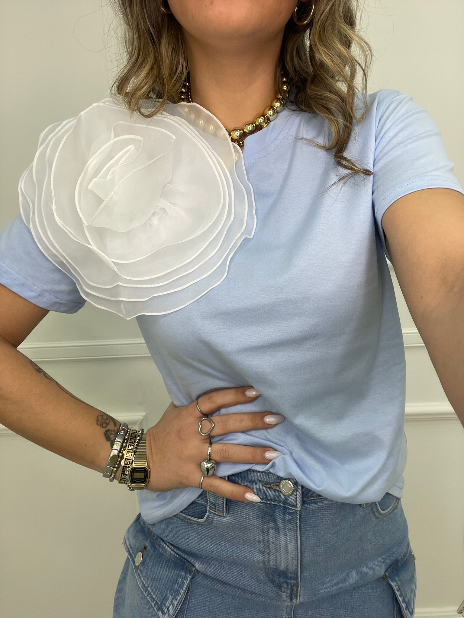 T-shirt tinta unita con fiore in tulle