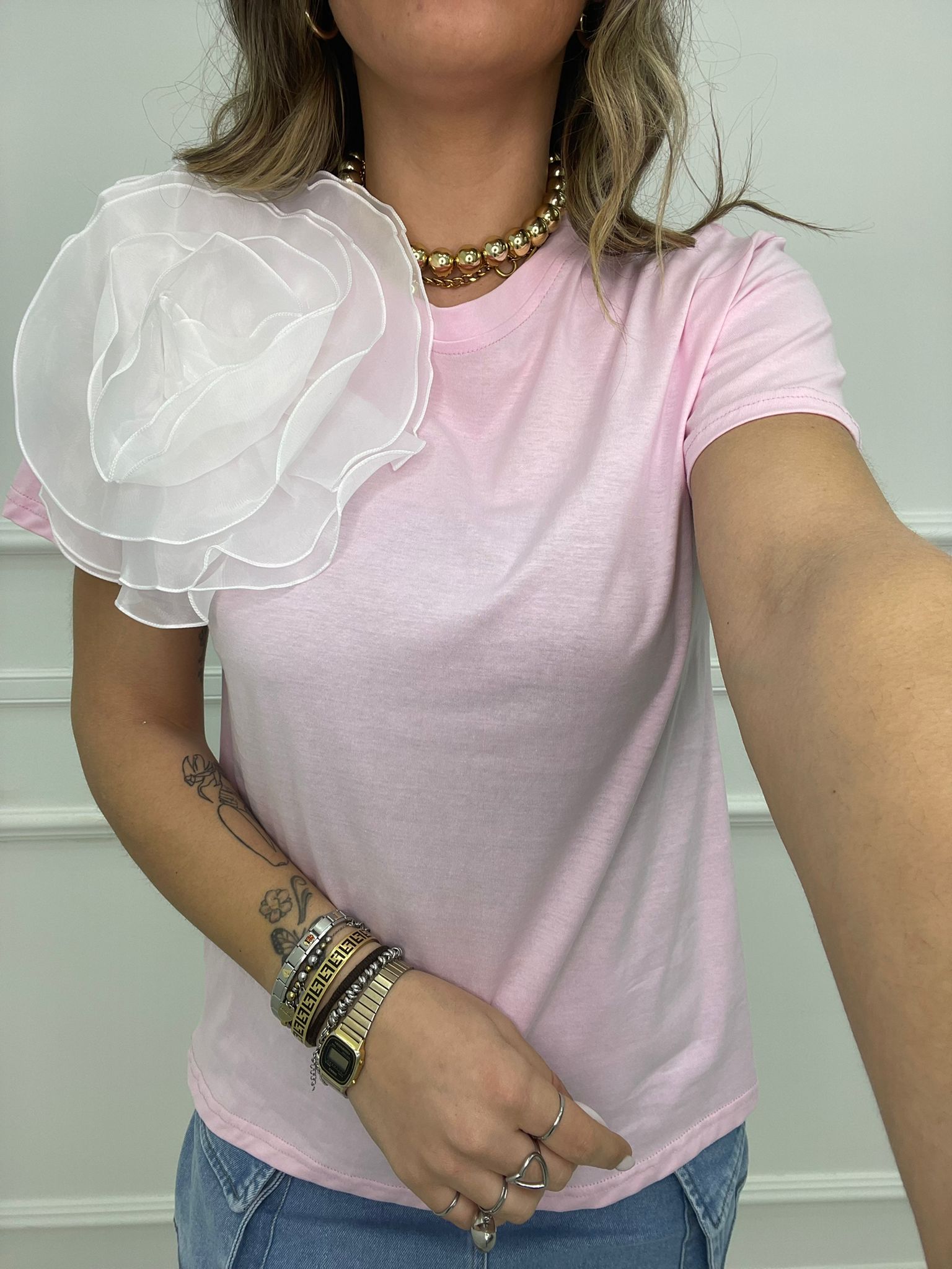 T-shirt tinta unita con fiore in tulle