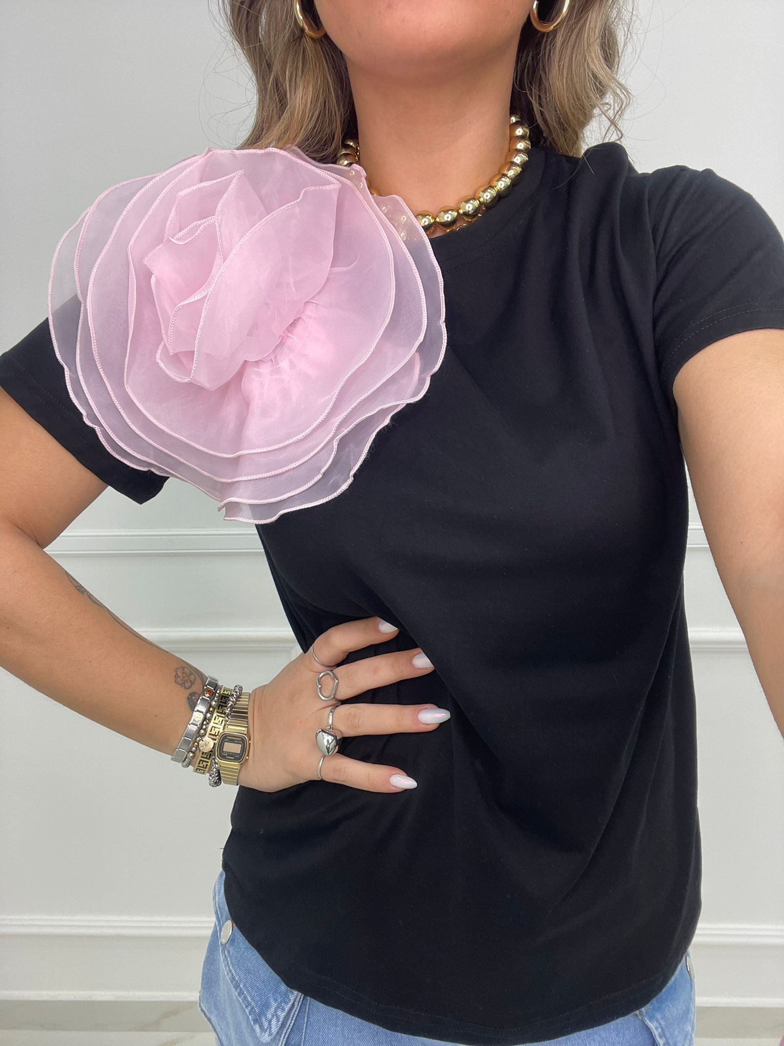 T-shirt tinta unita con fiore in tulle