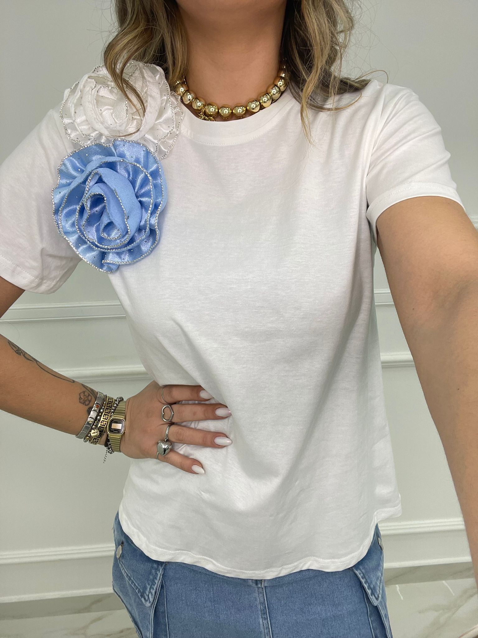 T-shirt con applicazione laterale e swarovski