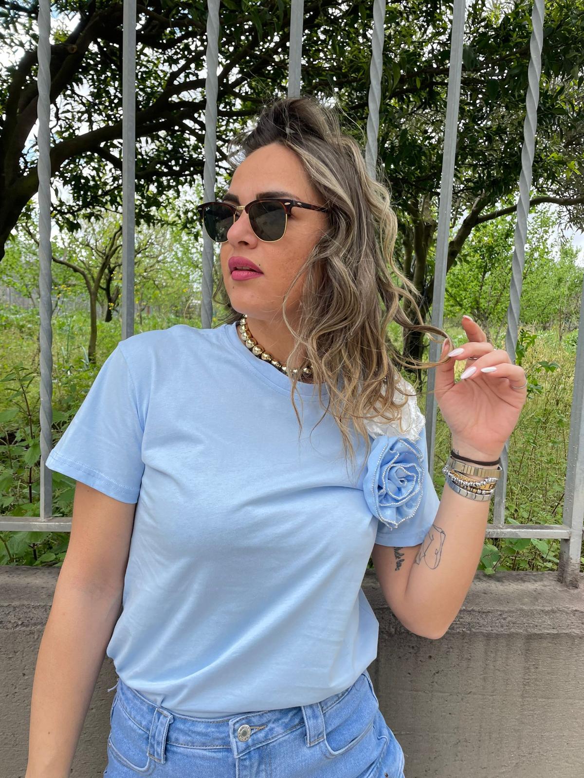 T-shirt con applicazione laterale e swarovski