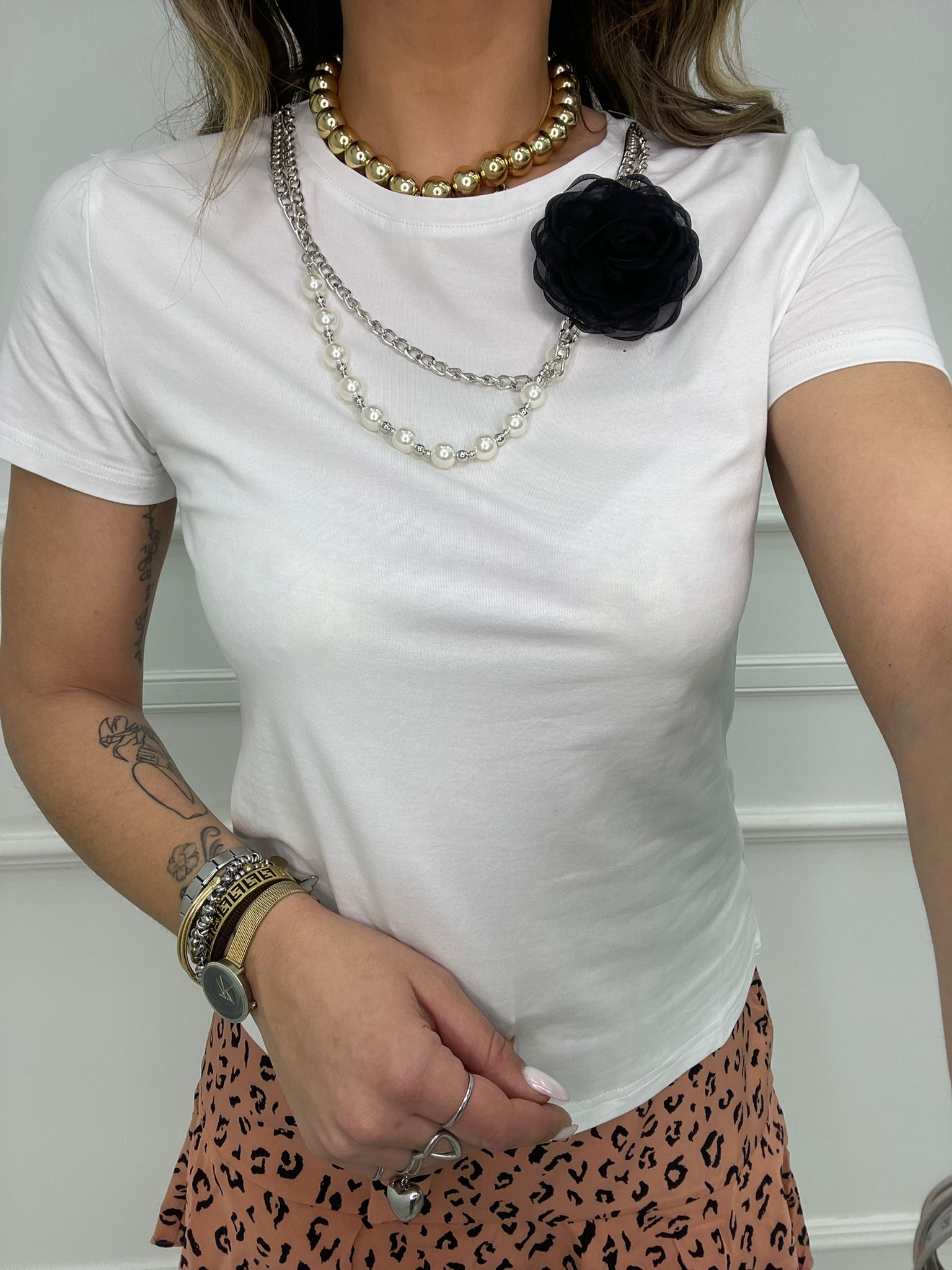 T-shirt tinta unita con collana