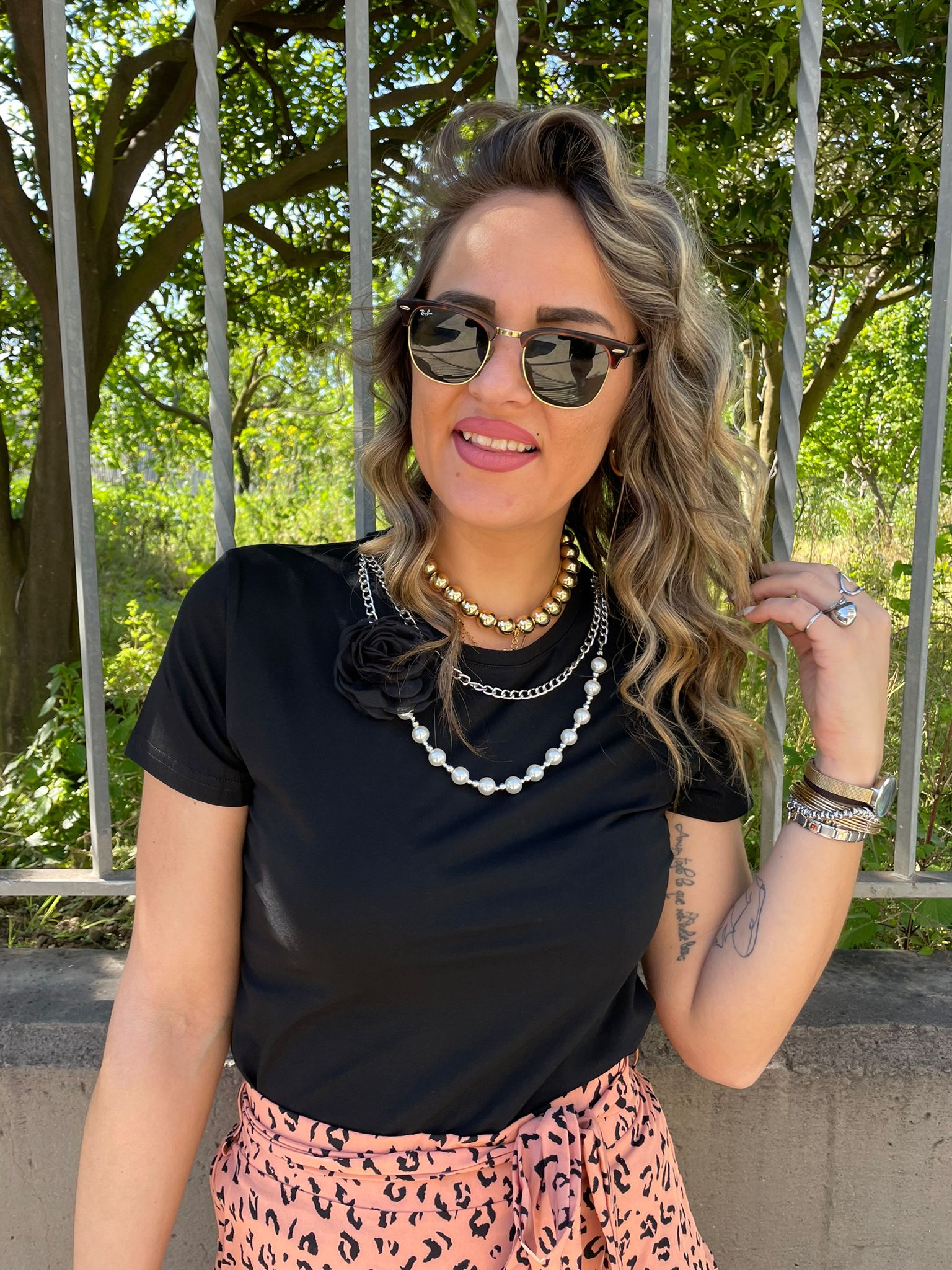 T-shirt tinta unita con collana