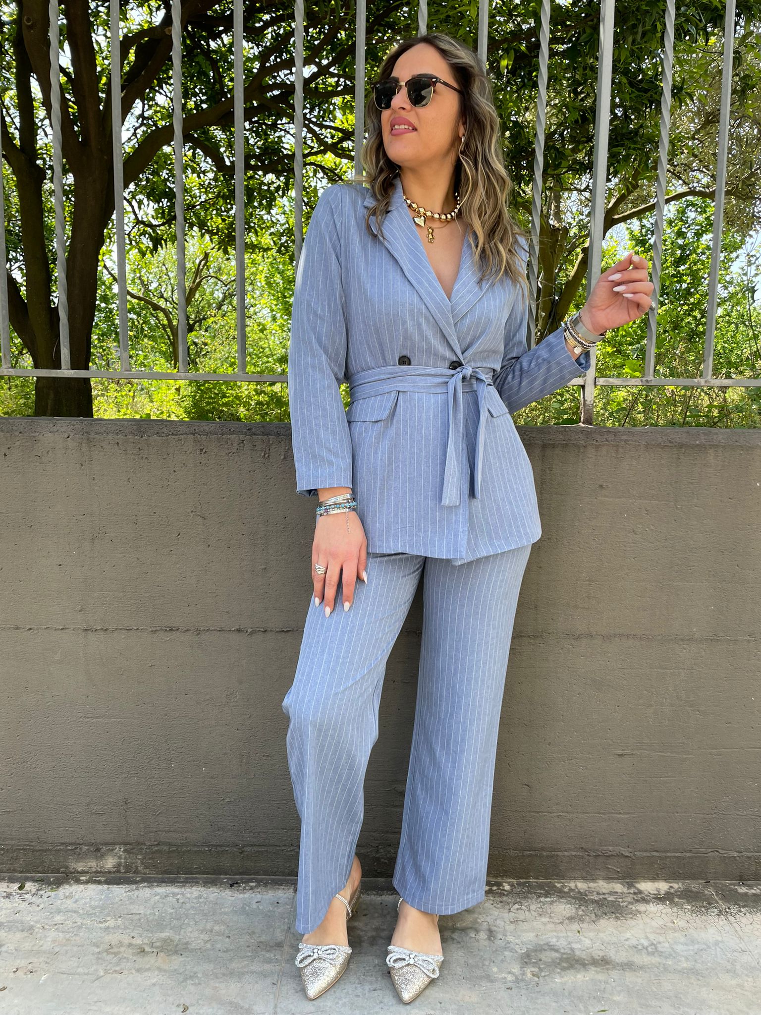 Tailleur a righe con giacca doppio petto e cintura