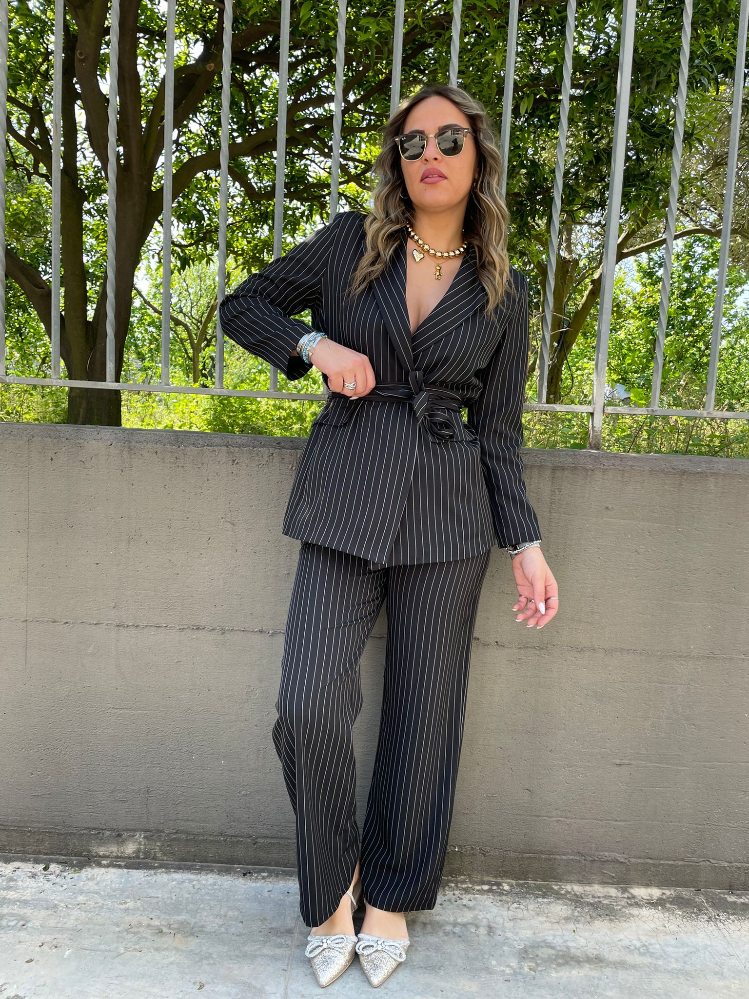 Tailleur a righe con giacca doppio petto e cintura