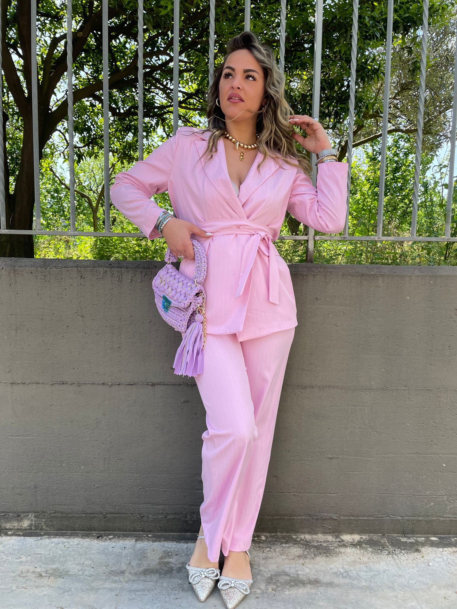 Tailleur a righe con giacca doppio petto e cintura