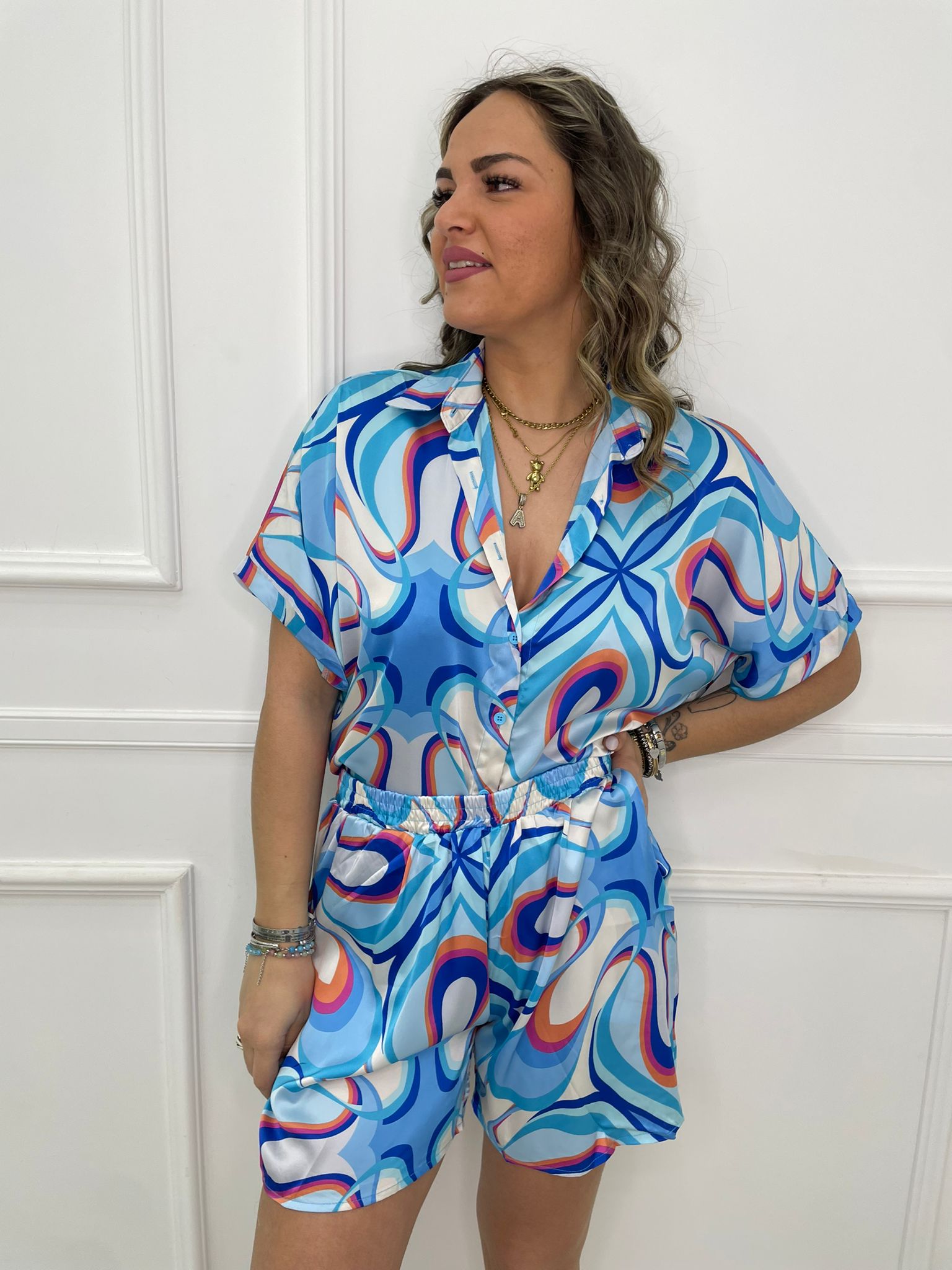 Coordianato 2 pezzi fantasia astratta con shorts