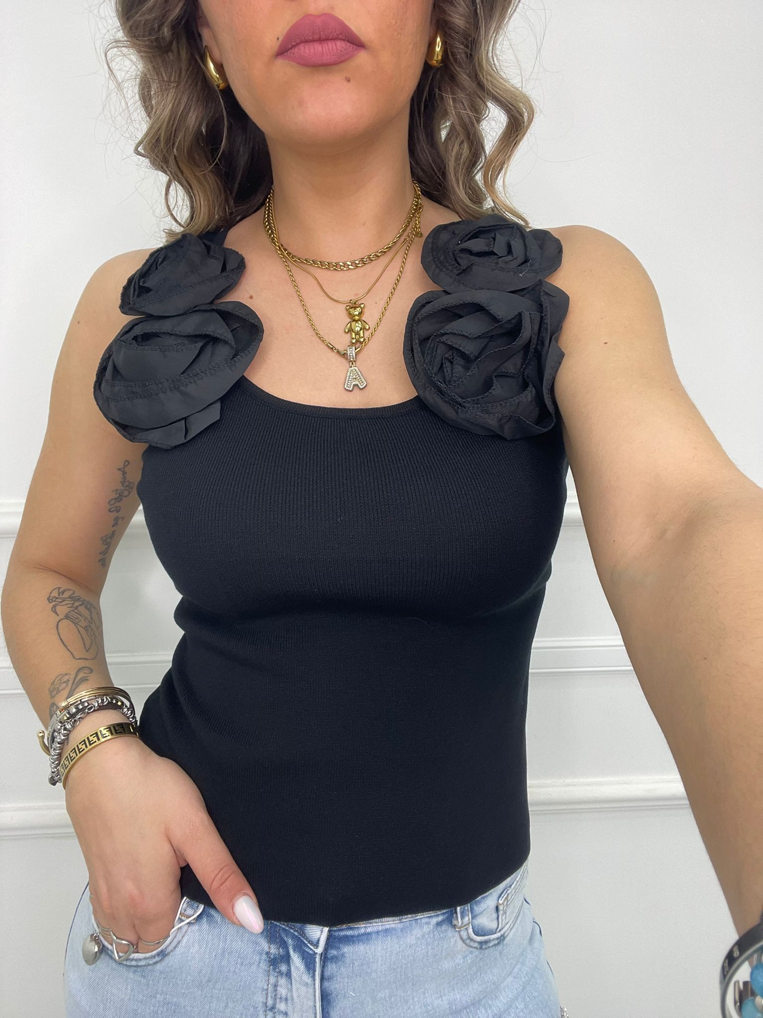 Top in filo con rose alle maniche