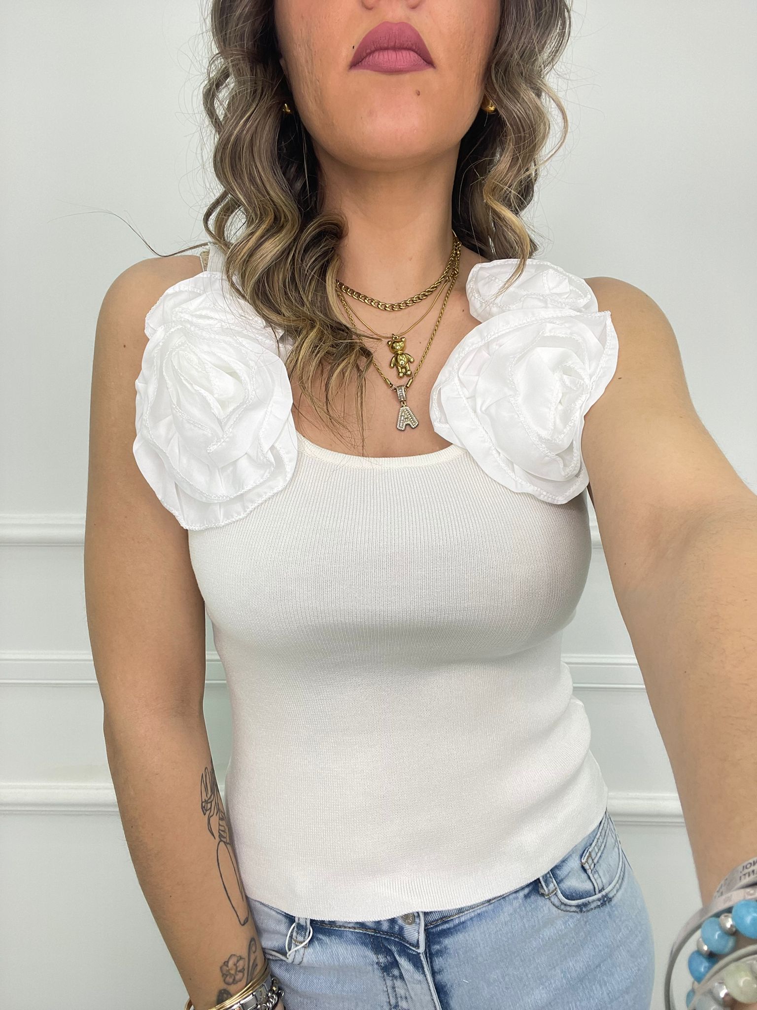 Top in filo con rose alle maniche
