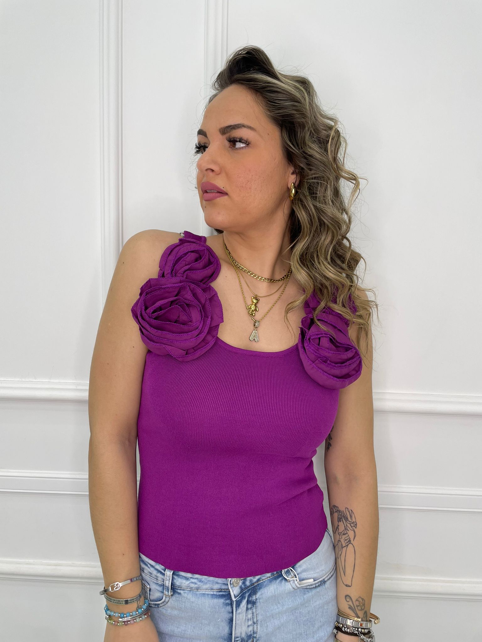 Top in filo con rose alle maniche