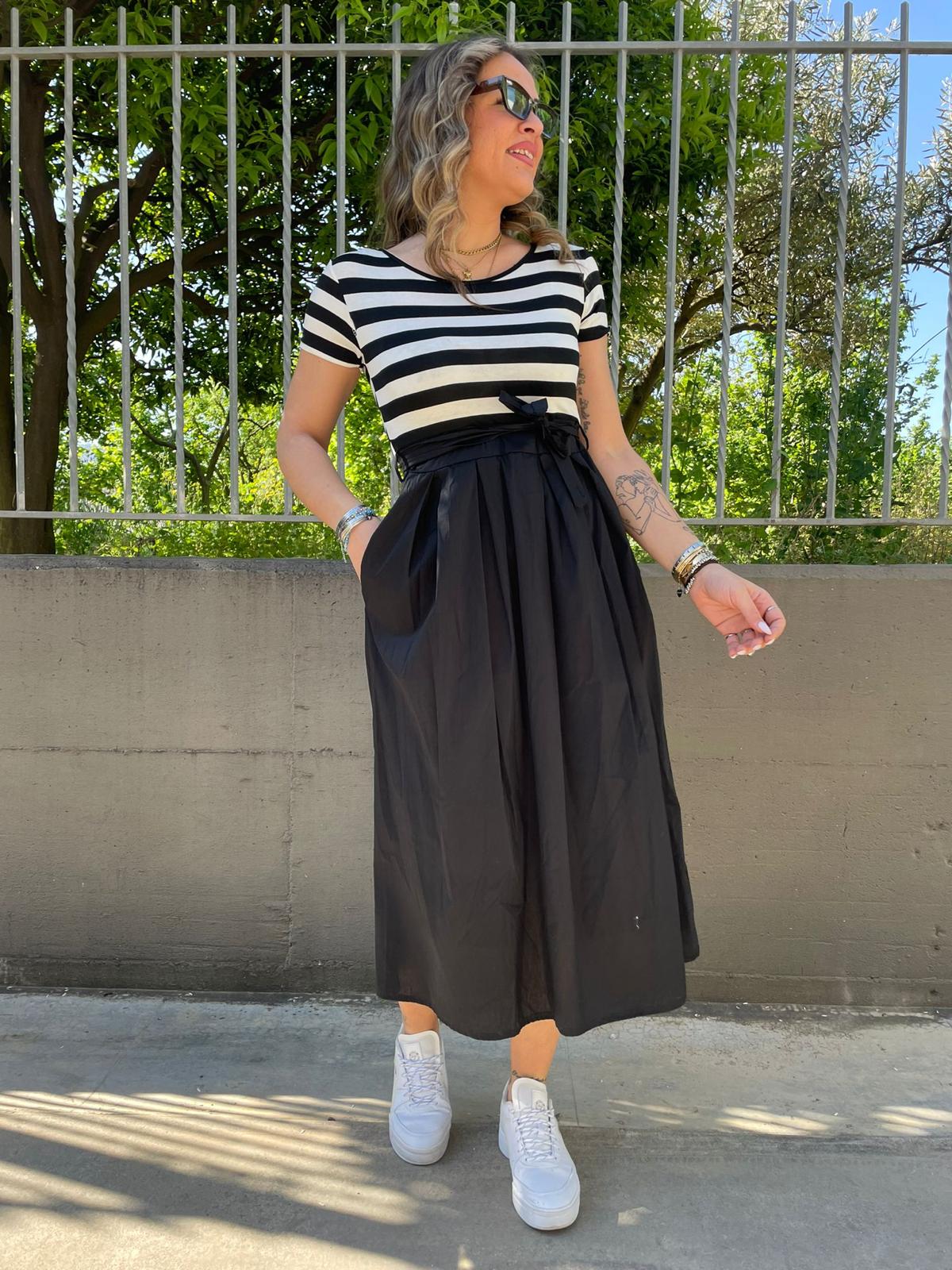 Vestito con parte superiore a righe e cintura in vita