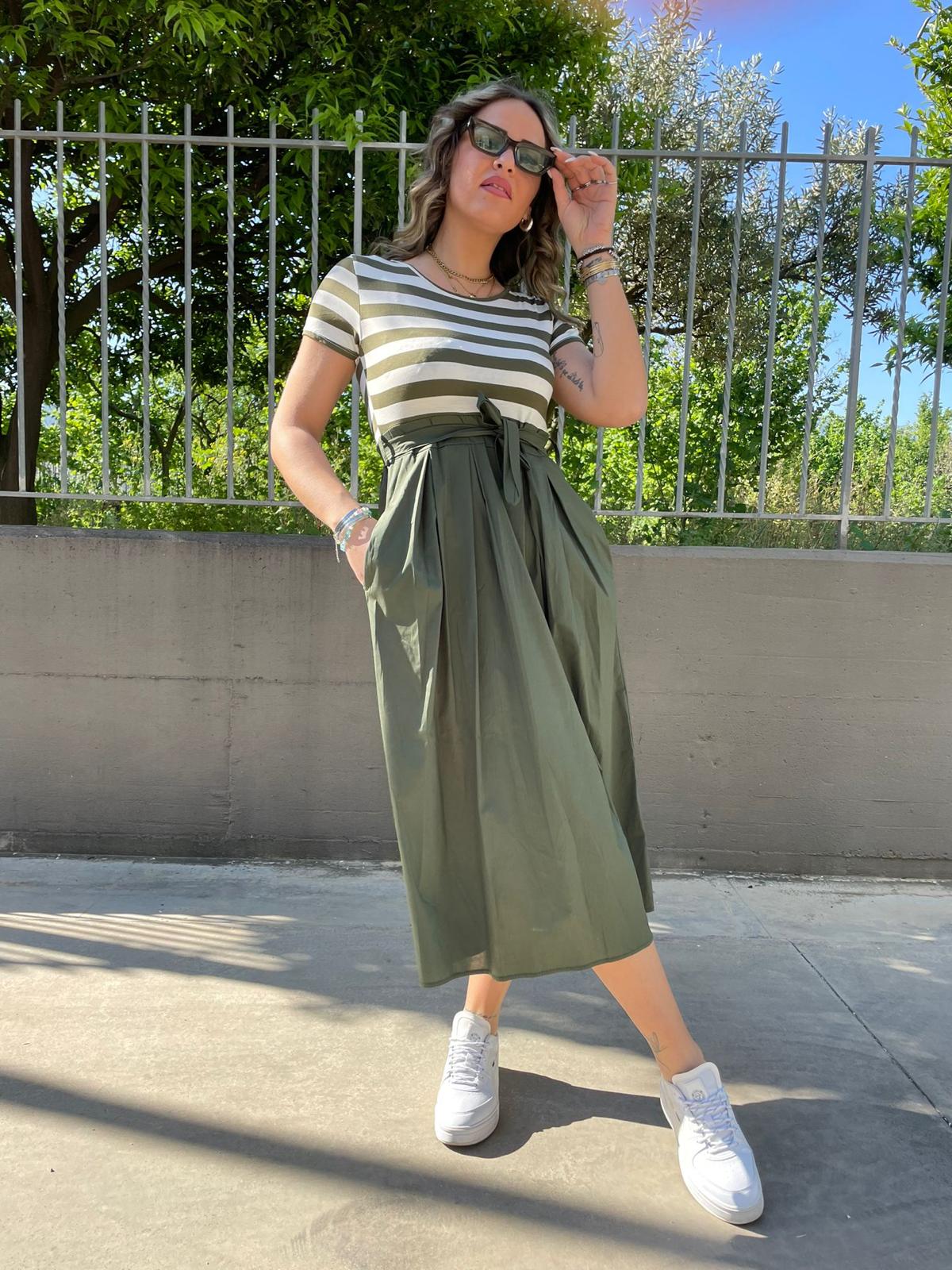 Vestito con parte superiore a righe e cintura in vita