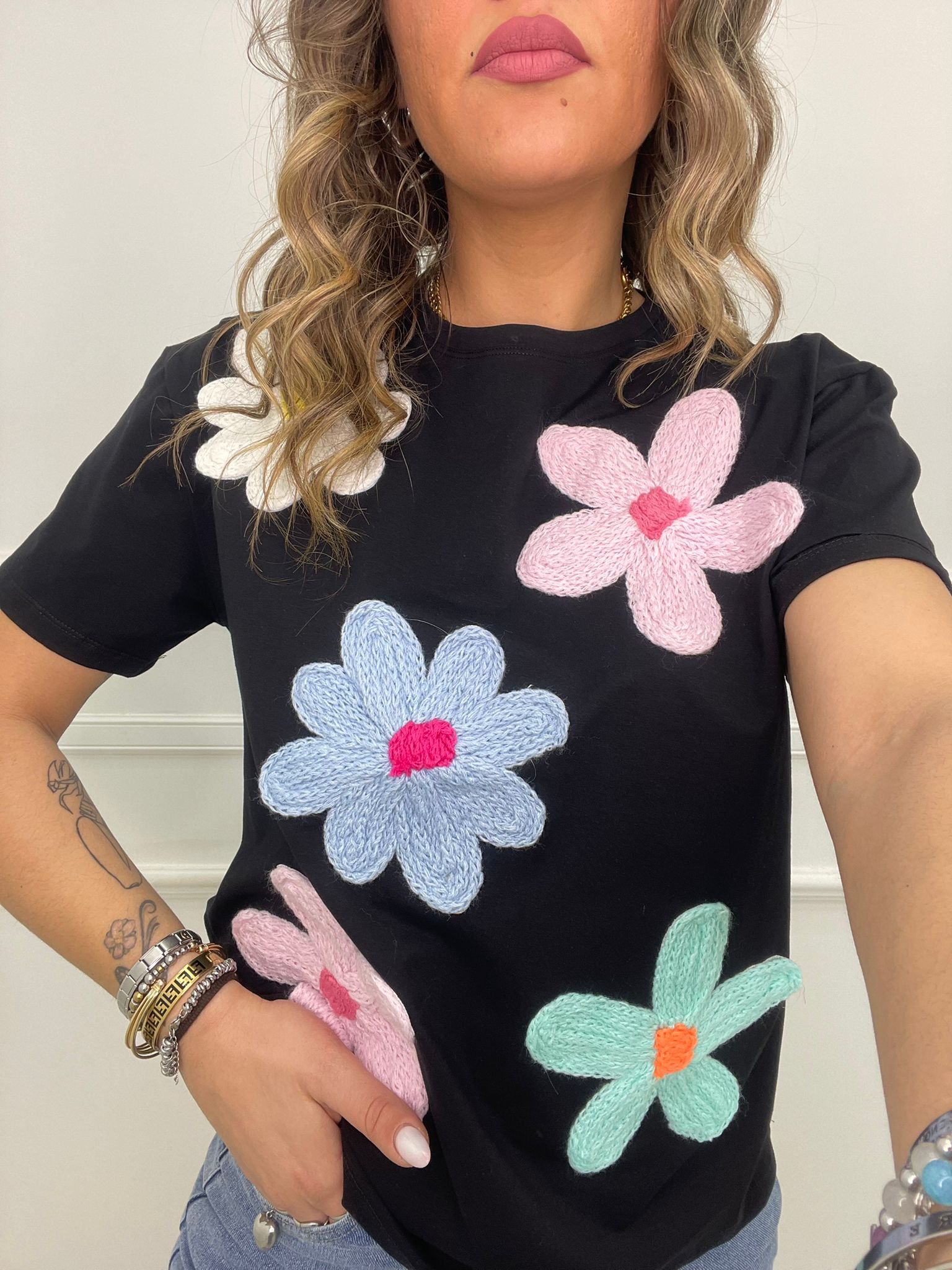 T-shirt tinta unita con fiori ricamati