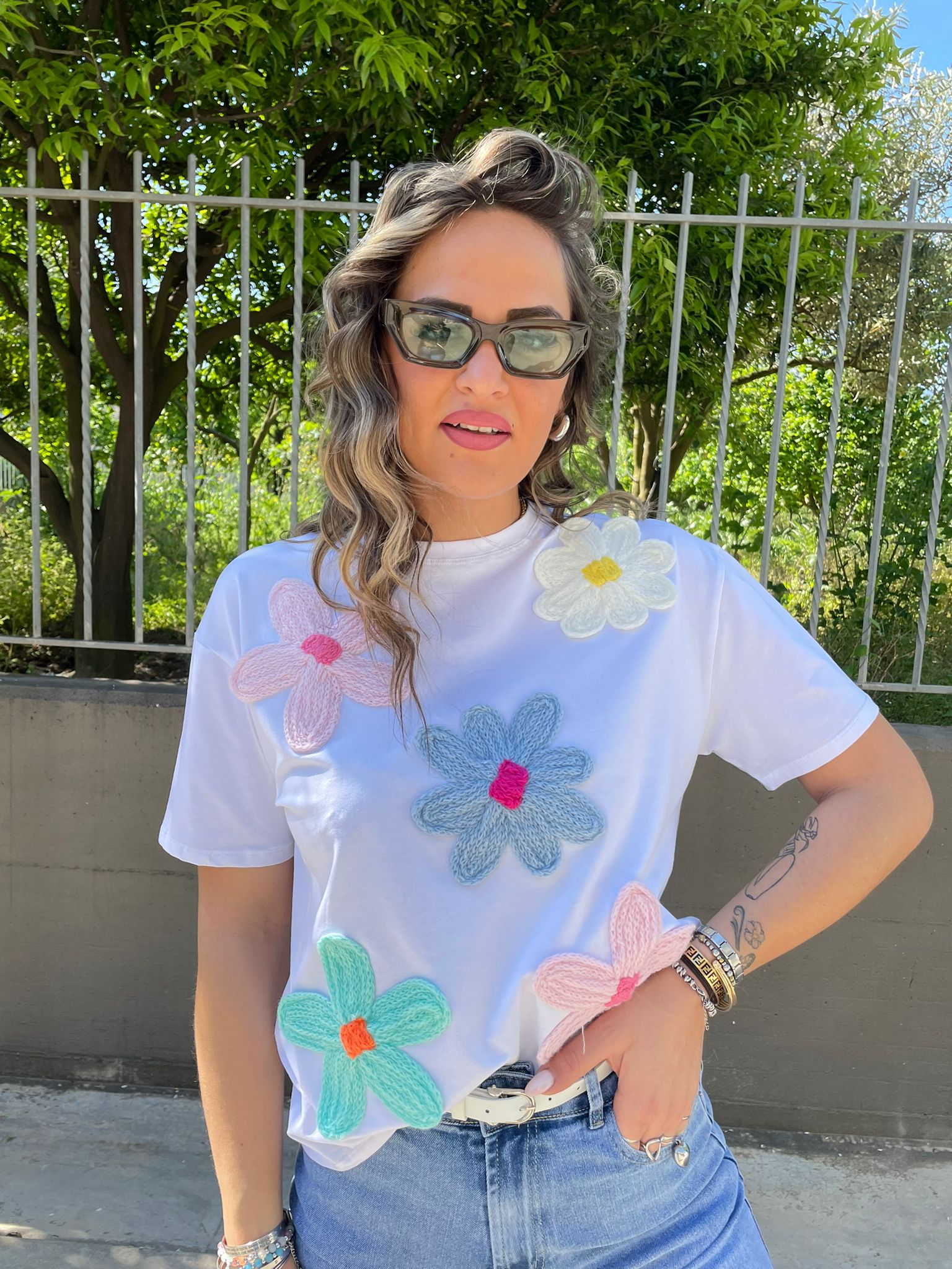 T-shirt tinta unita con fiori ricamati