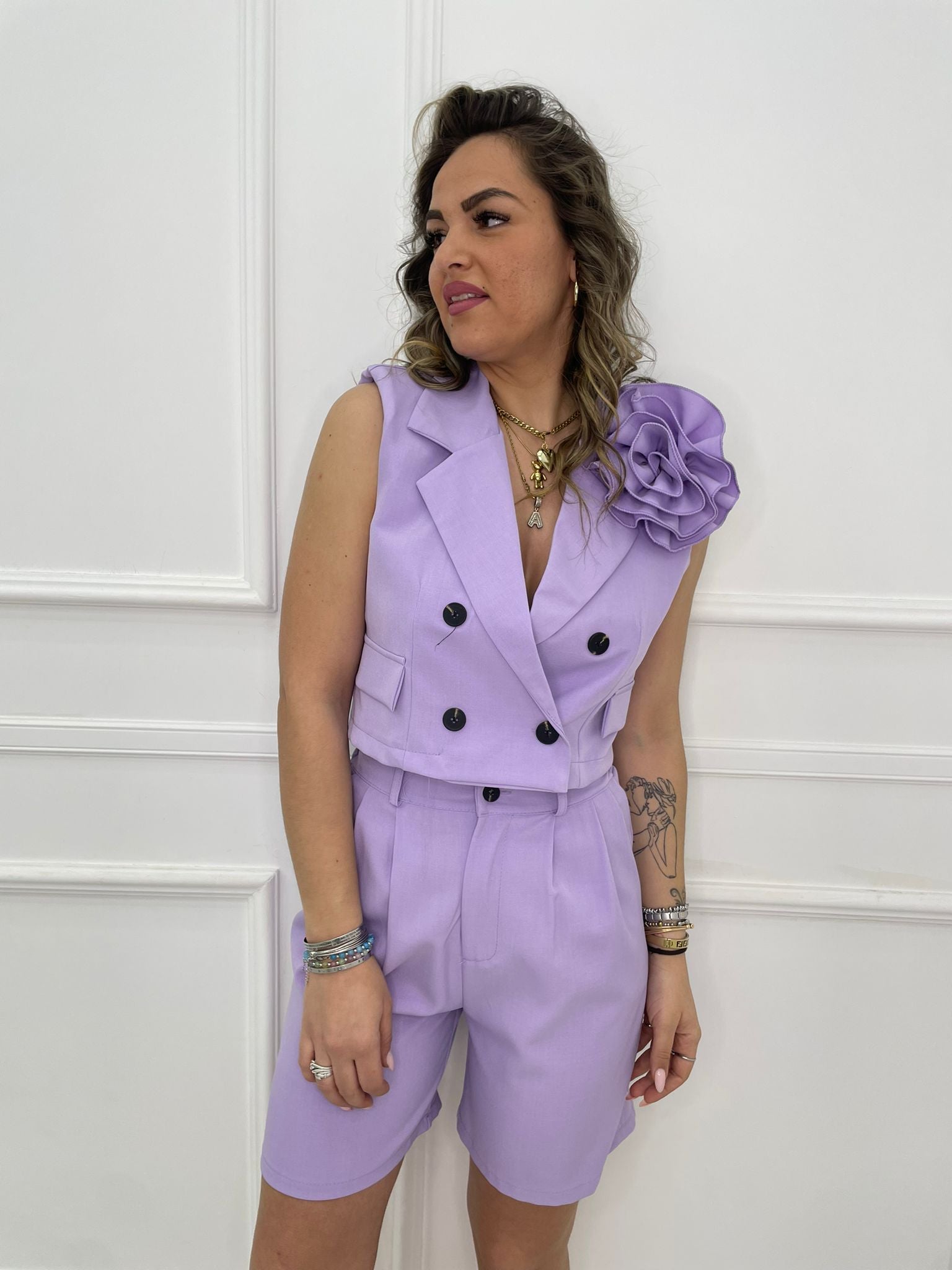 Tailleur 2 pezzi con giacca crop e bermuda