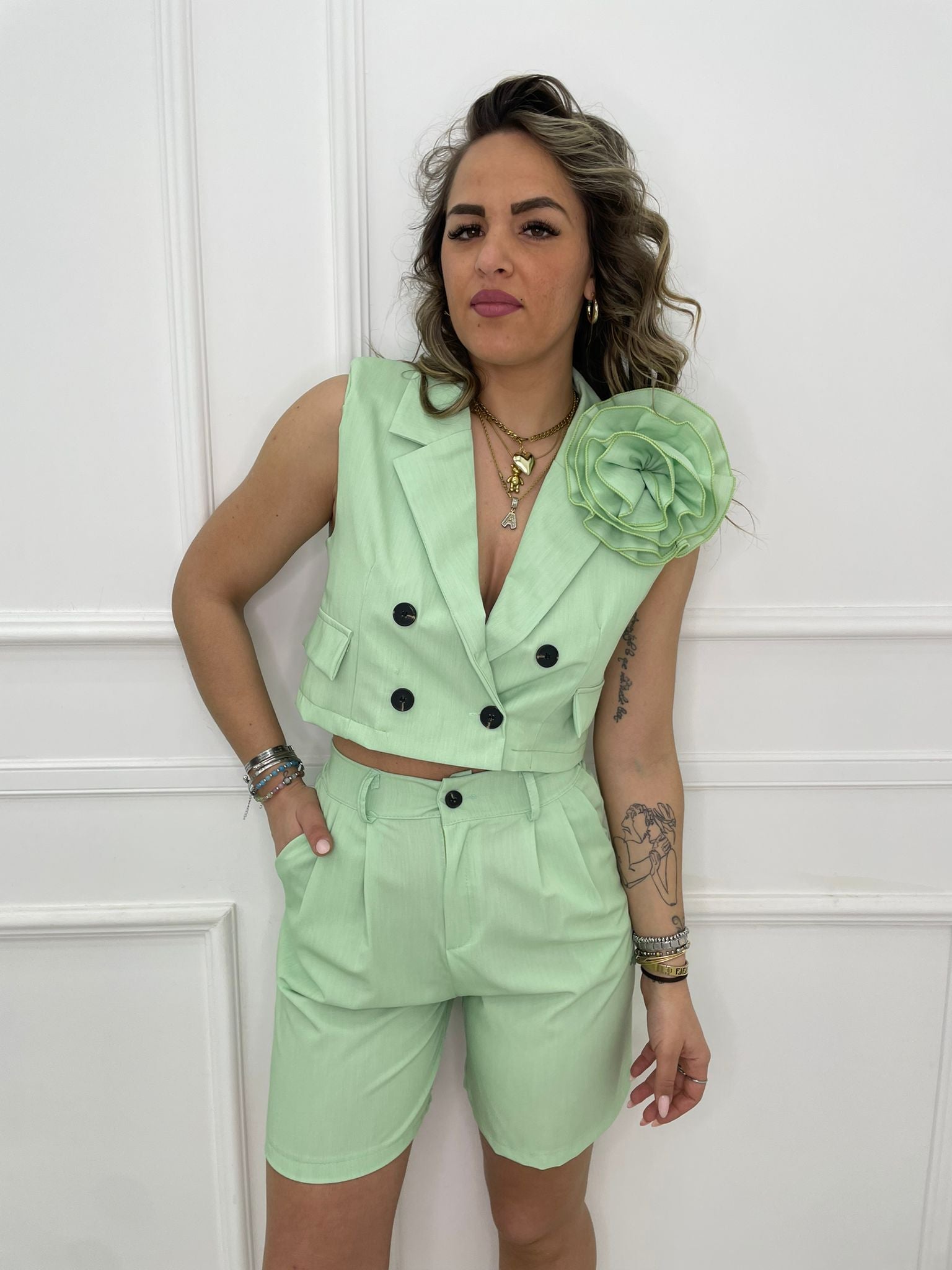Tailleur 2 pezzi con giacca crop e bermuda