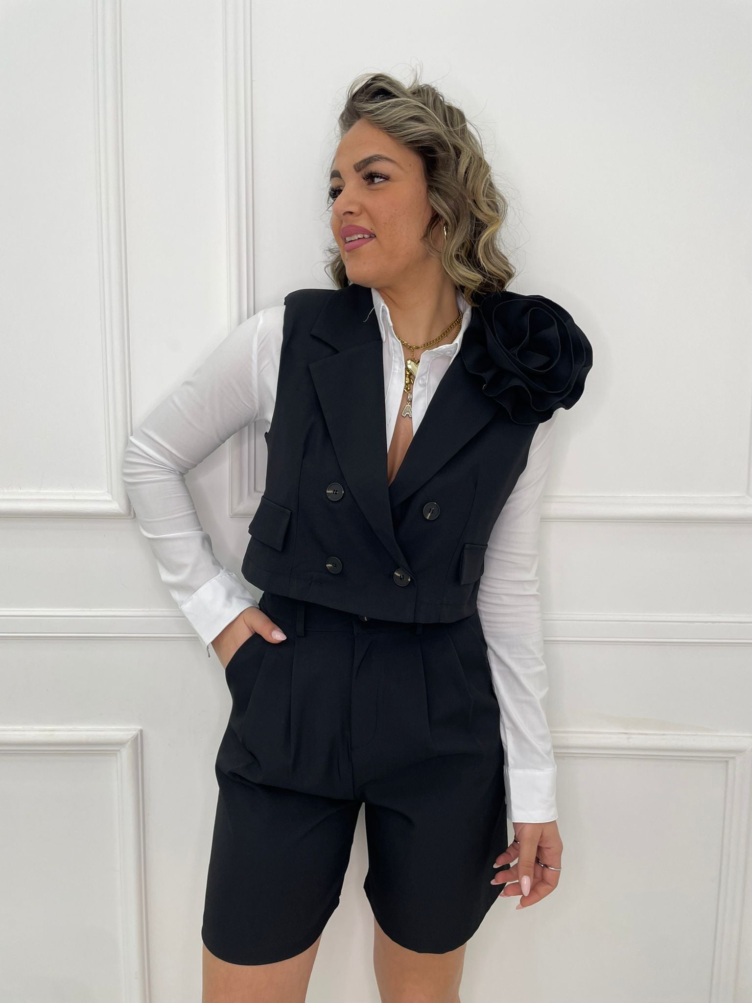 Tailleur 2 pezzi con giacca crop e bermuda