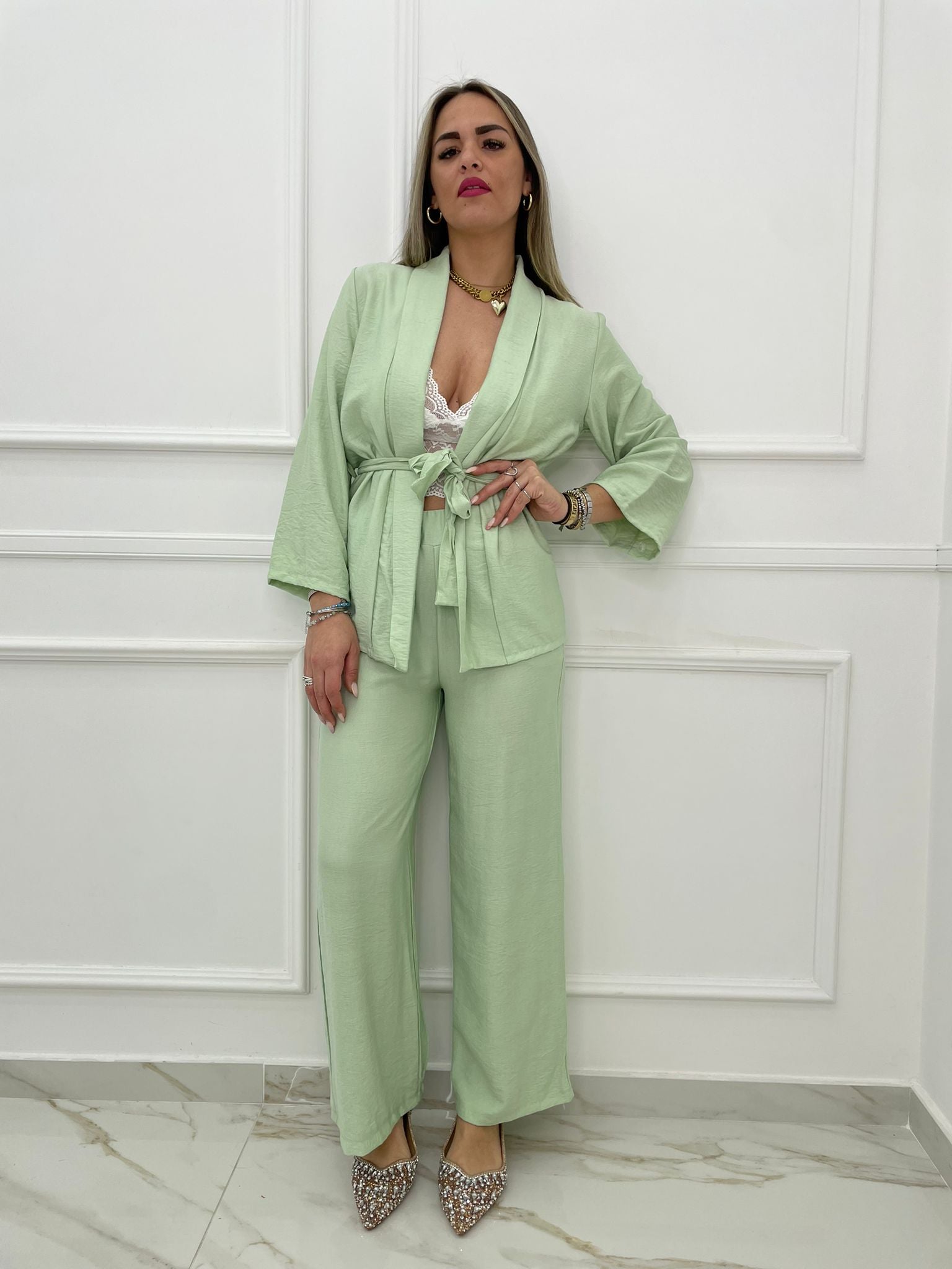 Tailleur effetto lino con giacca sciallata con cintura