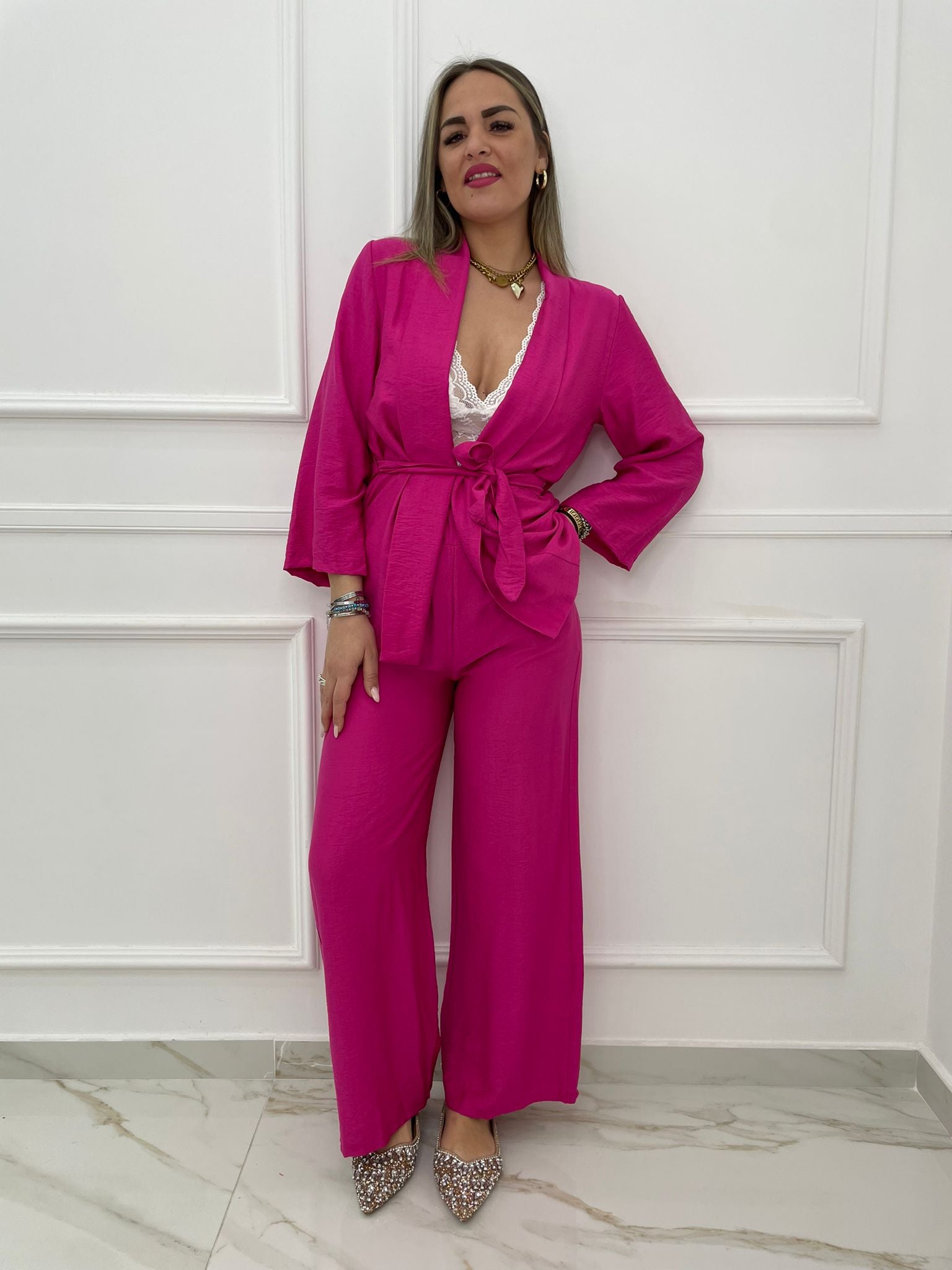 Tailleur effetto lino con giacca sciallata con cintura