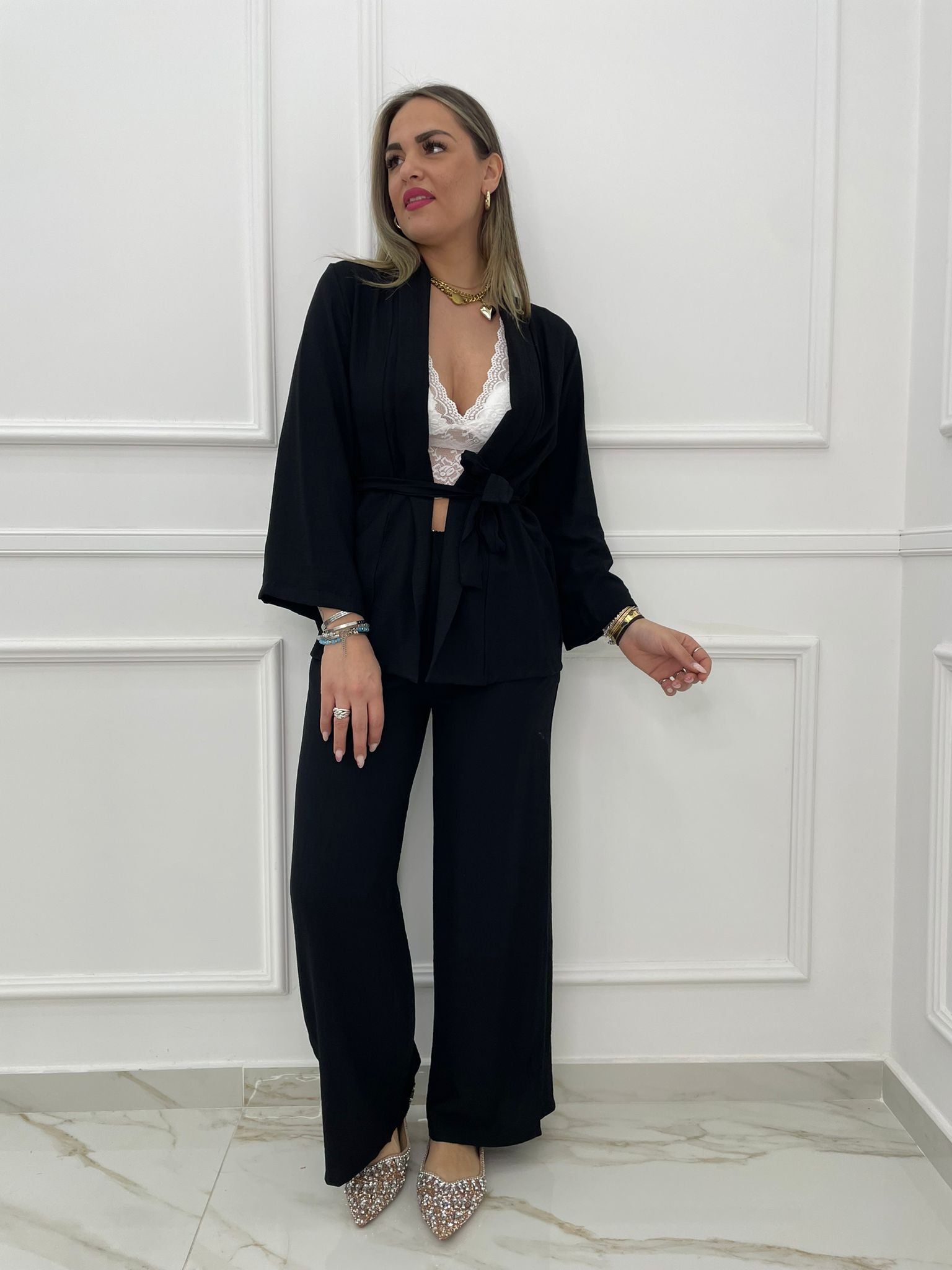 Tailleur effetto lino con giacca sciallata con cintura