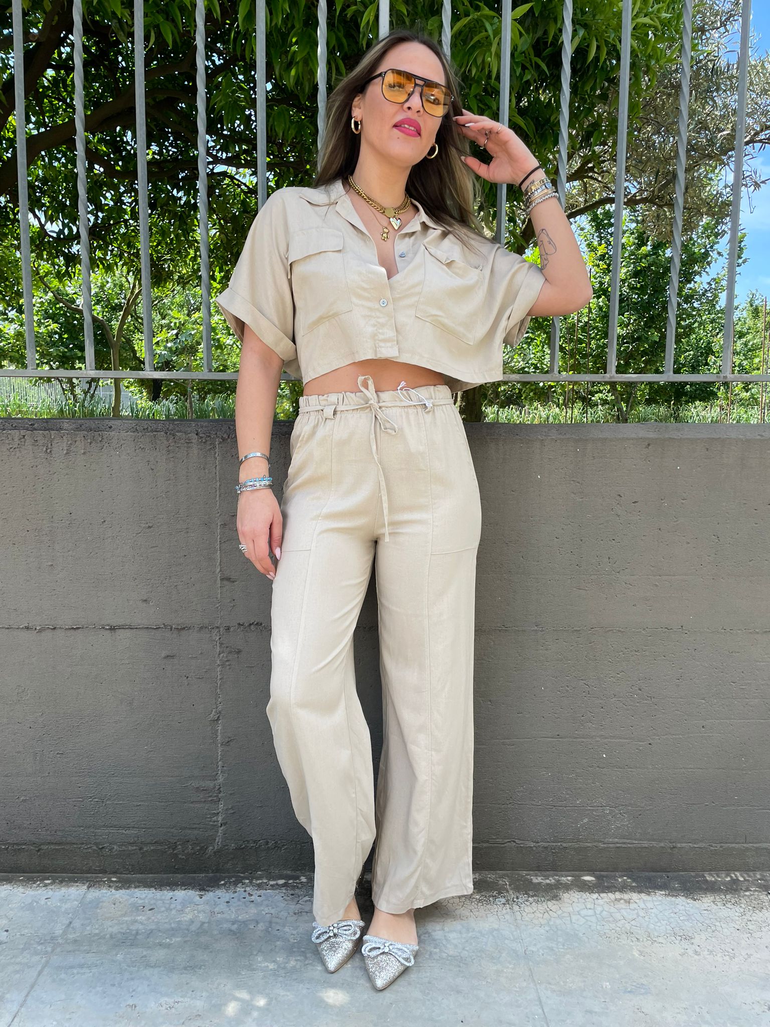 Coordinato 2 pezzi in lino con pantalone palazzo e camicia crop