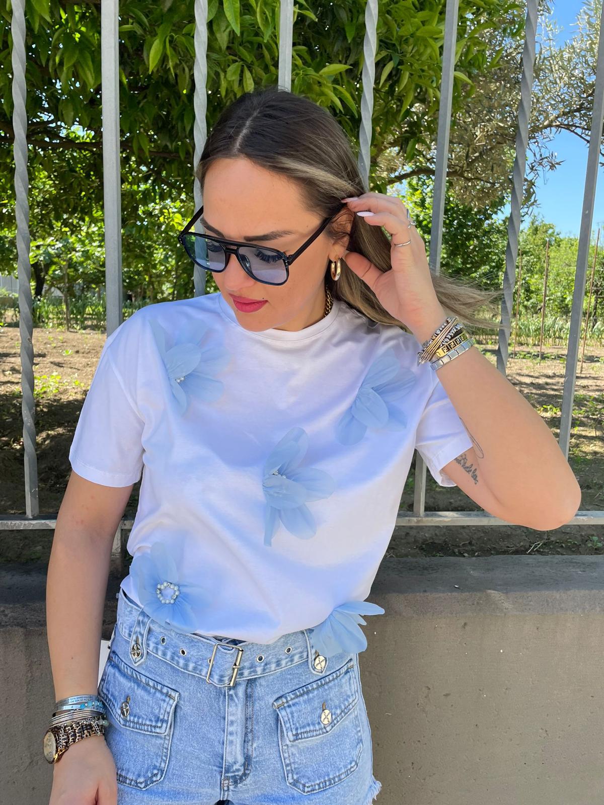 T-shirt tinta unita con fiori in tulle colorati