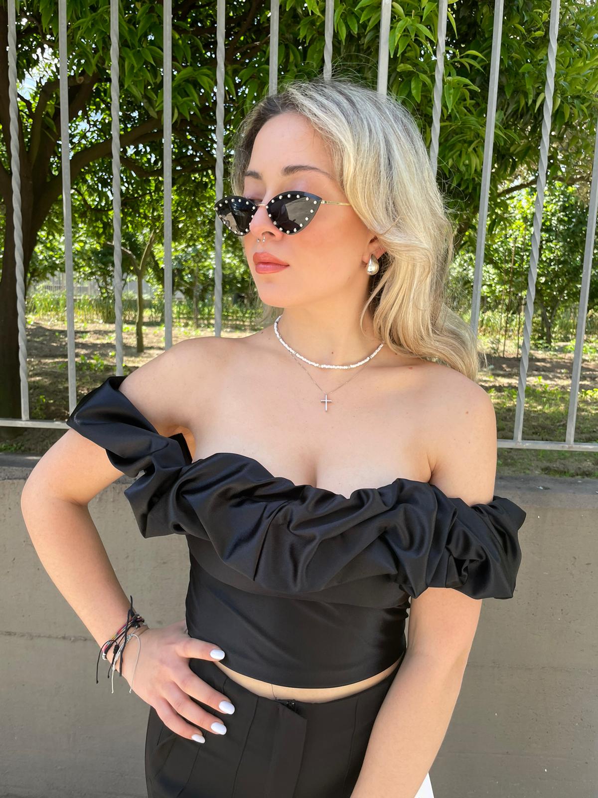 Top crop con scollo a barca e rouches