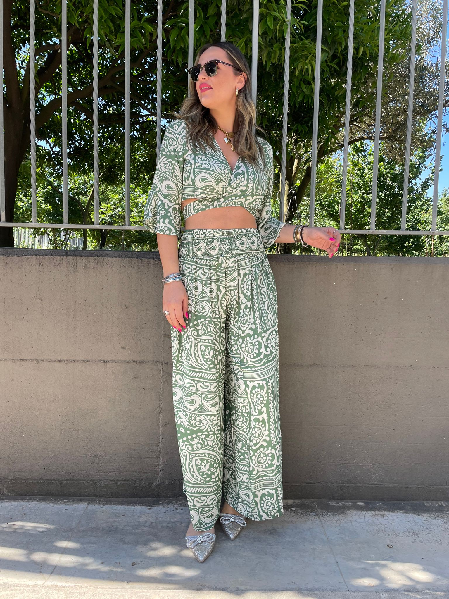 Coordinato fantasia etnica con pantalone e camicia crop