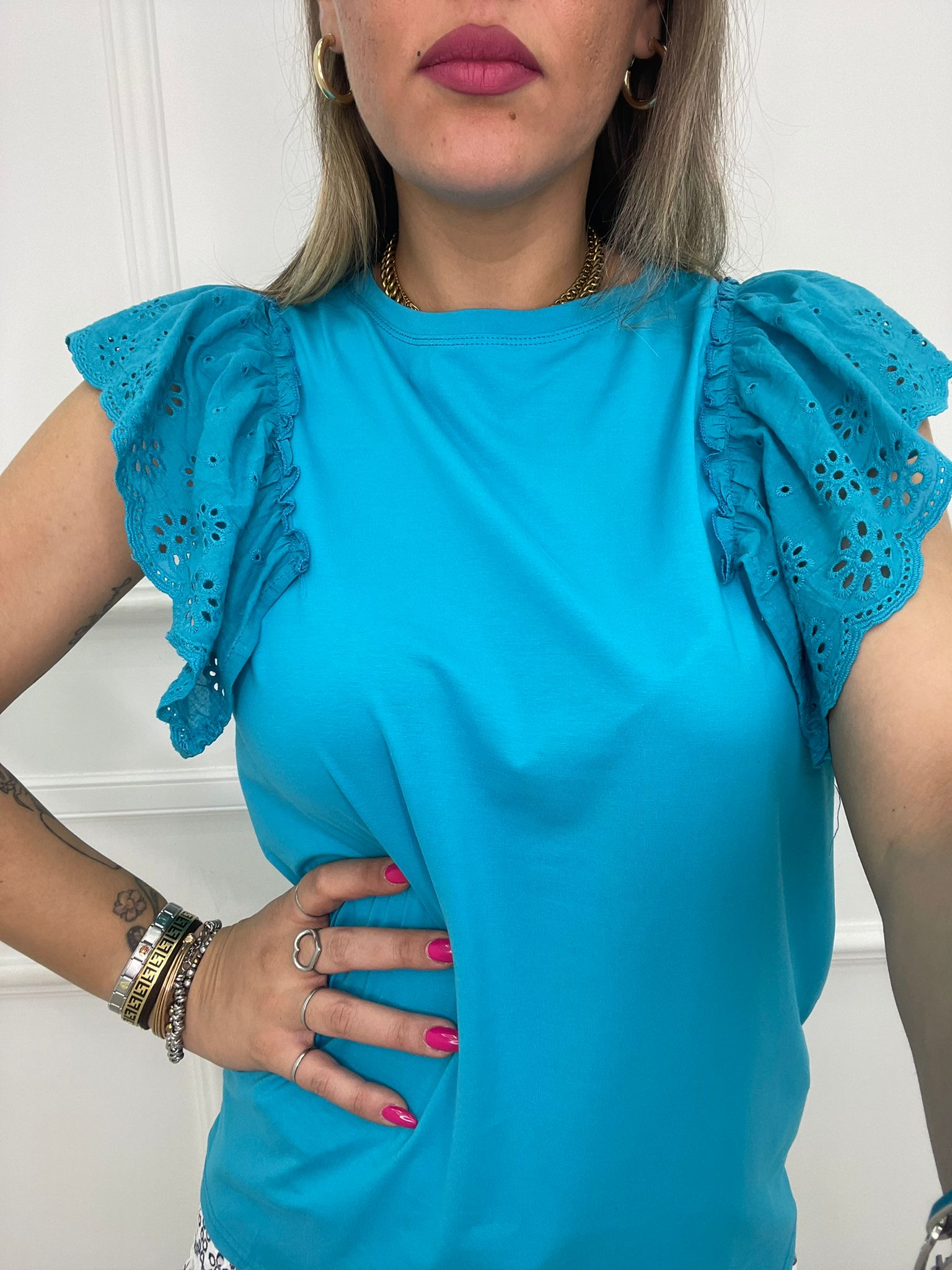 T-shirt tinta unita con maniche in pizzo