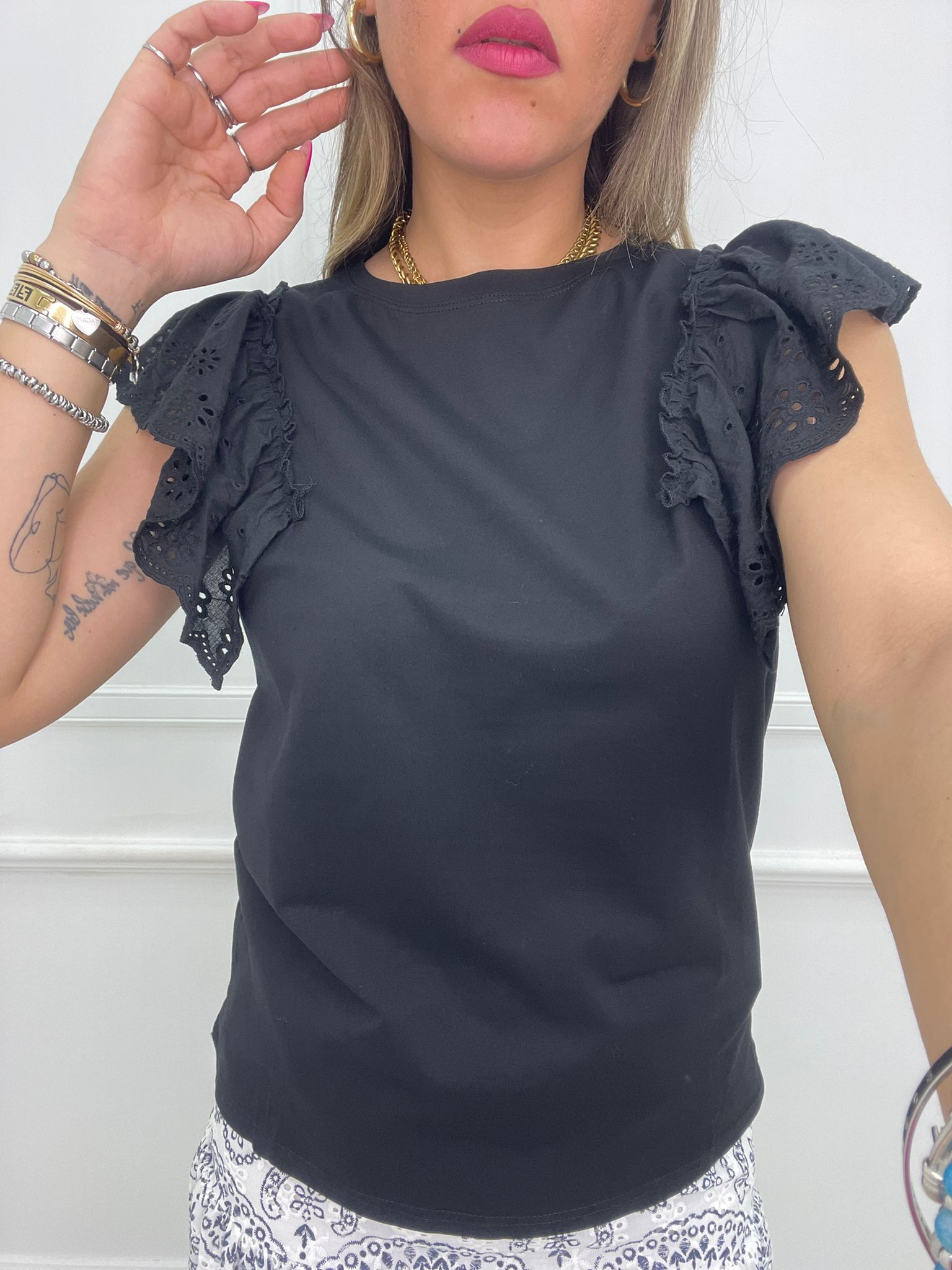 T-shirt tinta unita con maniche in pizzo