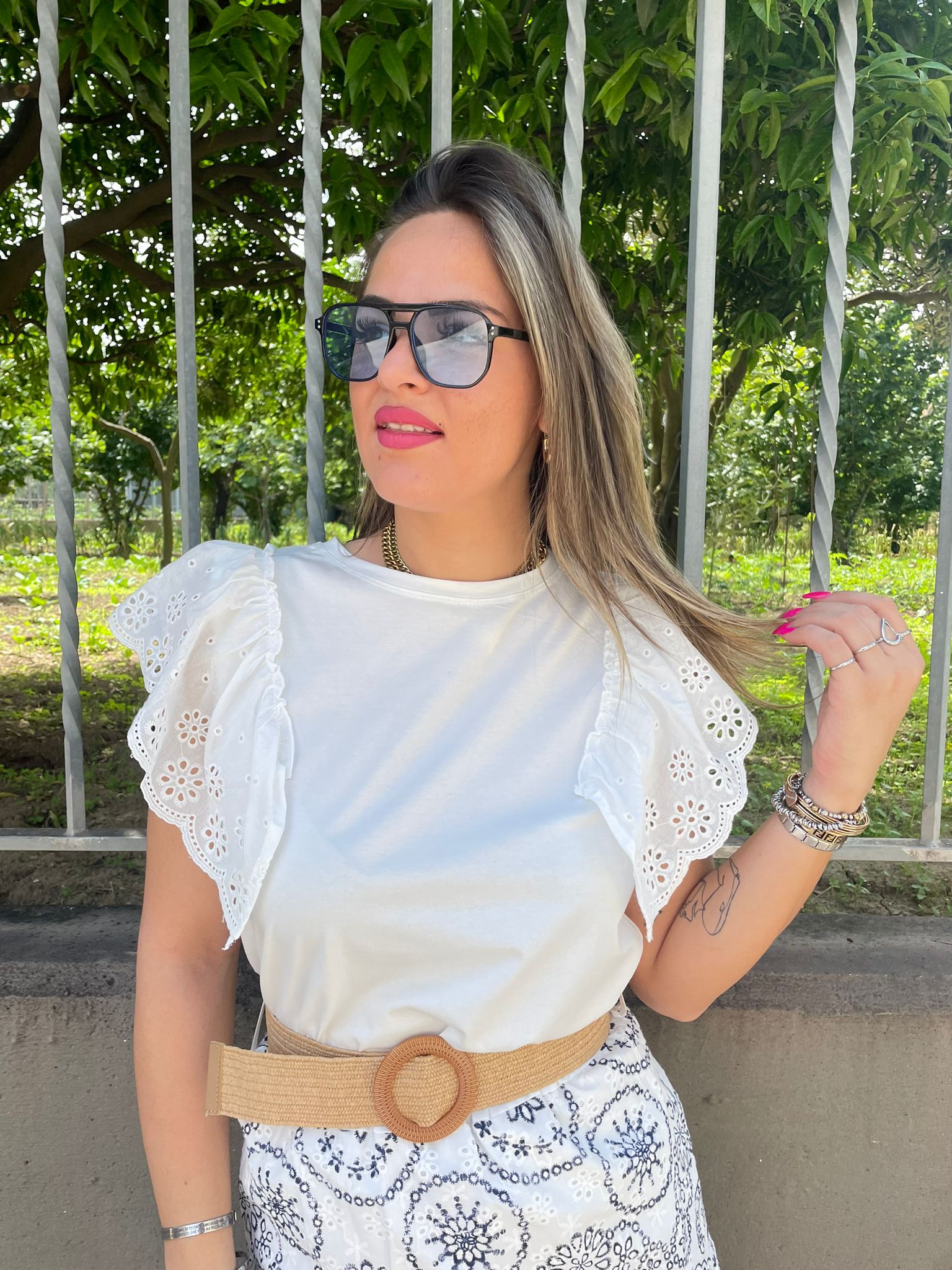 T-shirt tinta unita con maniche in pizzo