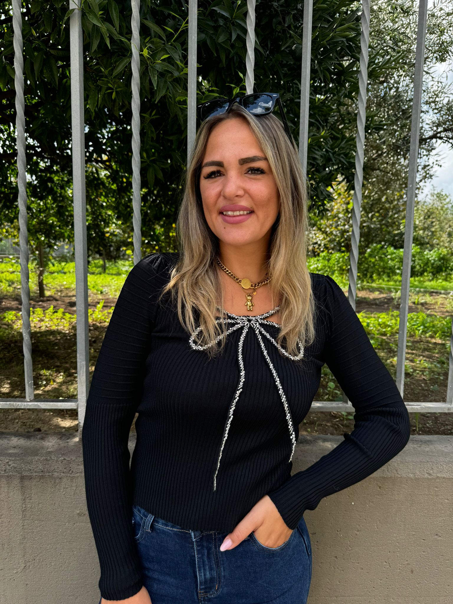 Maglia a costine con fiocco swarovski