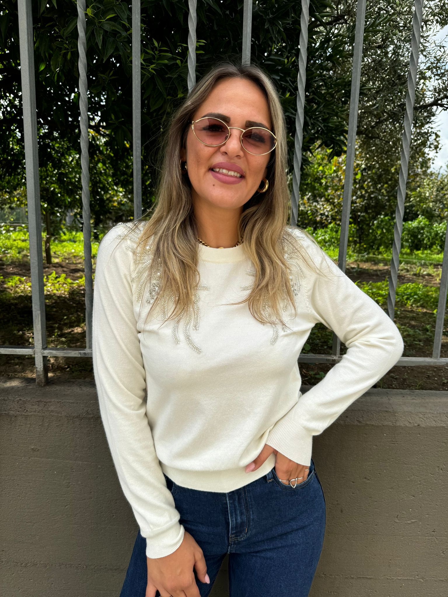 Maglioncino giro collo con applicazioni alle spalle