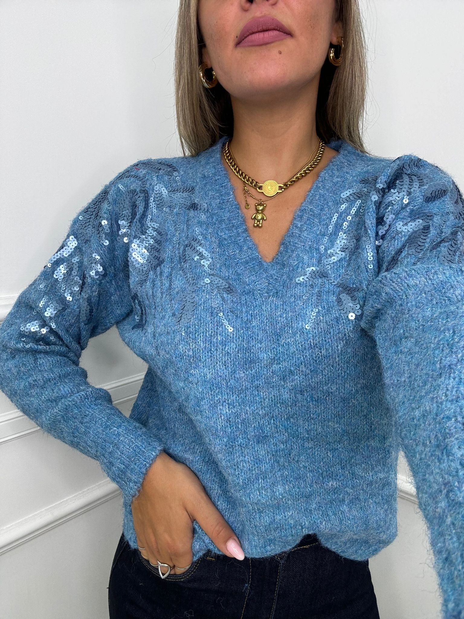 Maglione in simil lana scollo a V con applicazioni