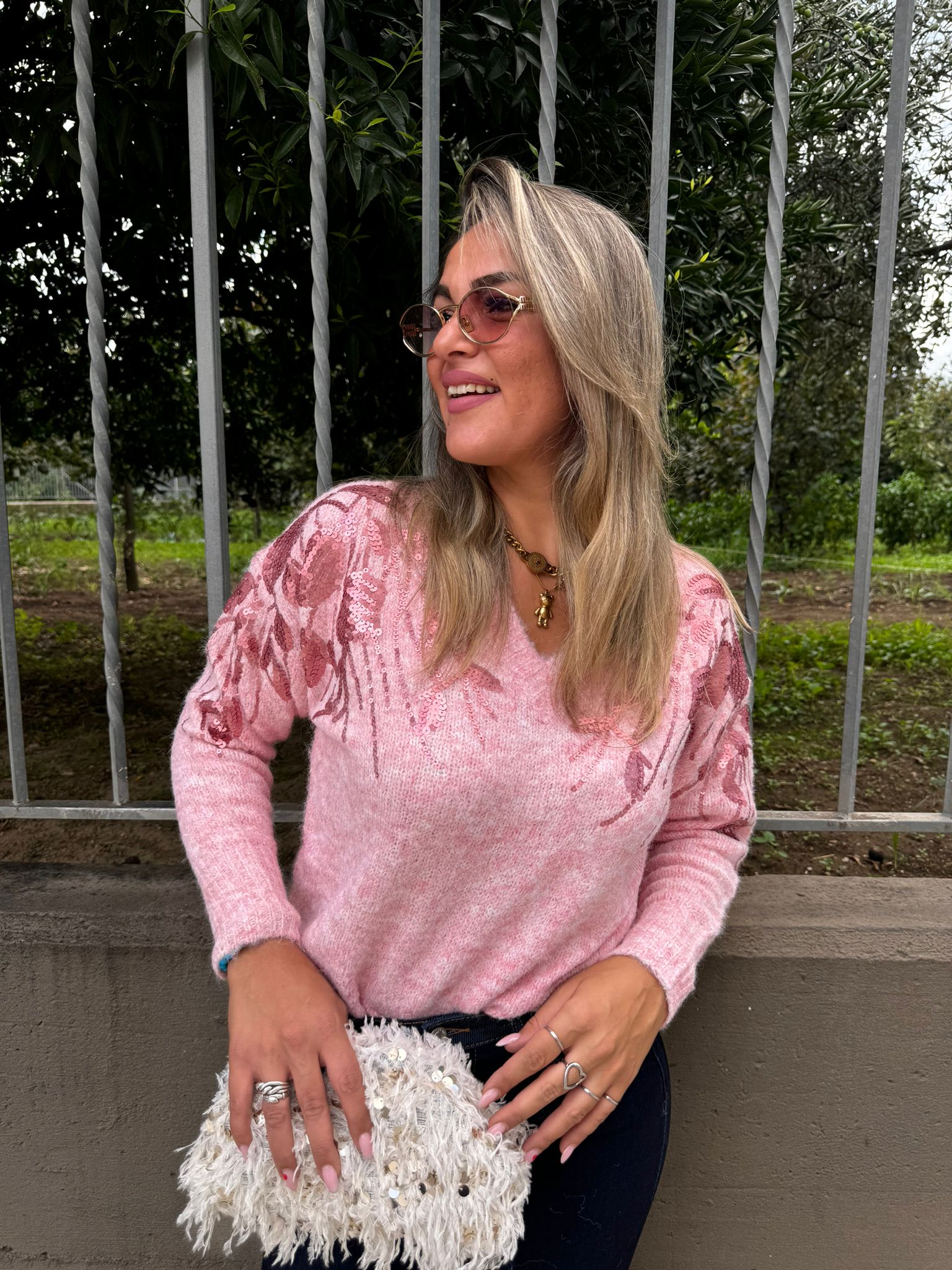 Maglione in simil lana scollo a V con applicazioni