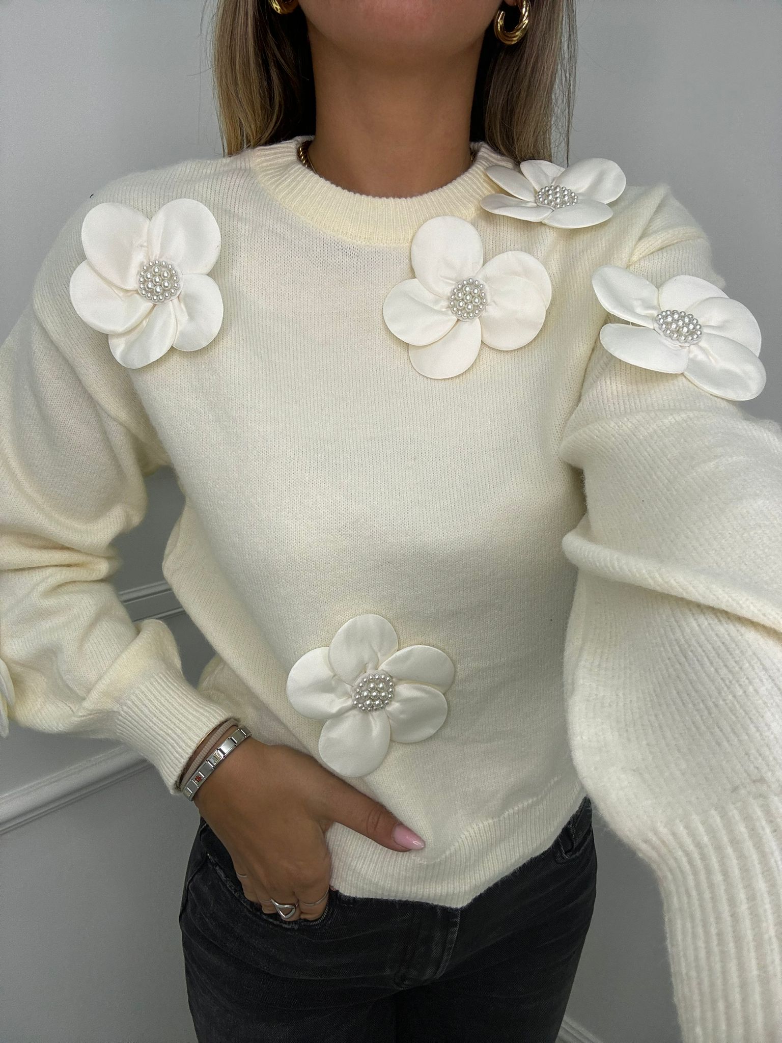 Maglione giro collo tinta unita con fiori