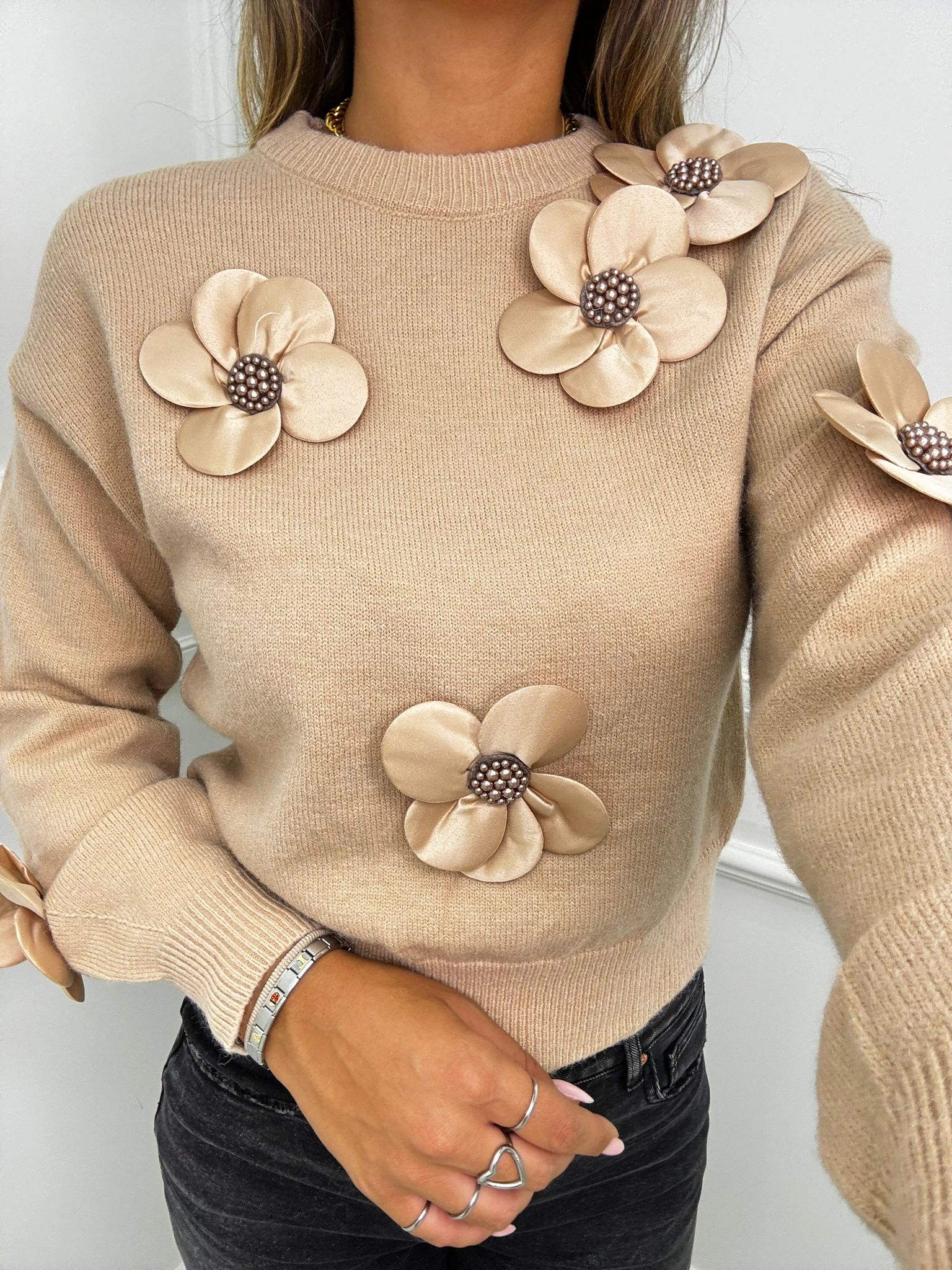 Maglione giro collo tinta unita con fiori