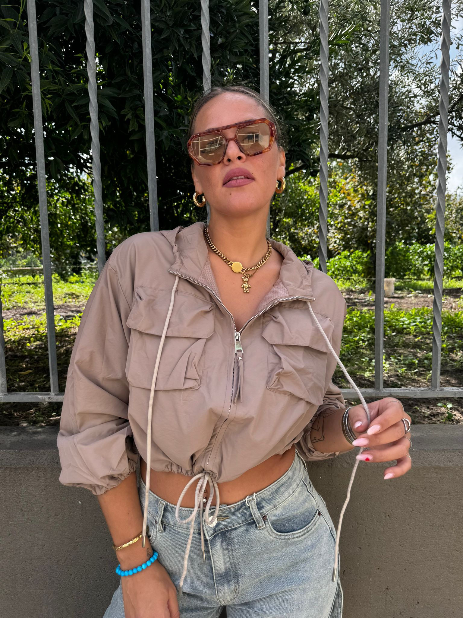 Giubbino antivento modello crop tinta unita