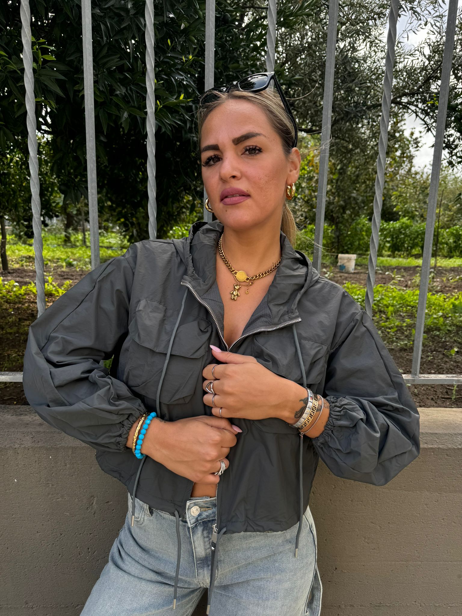 Giubbino antivento modello crop tinta unita