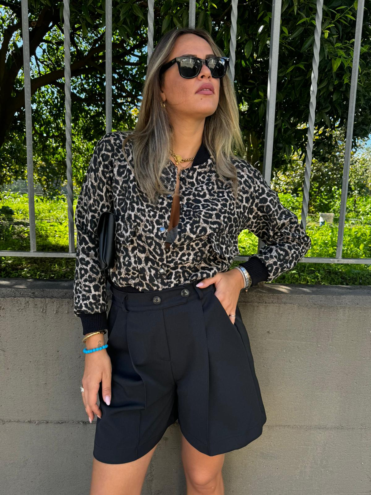 Pantaloncino con pences e doppio bottone